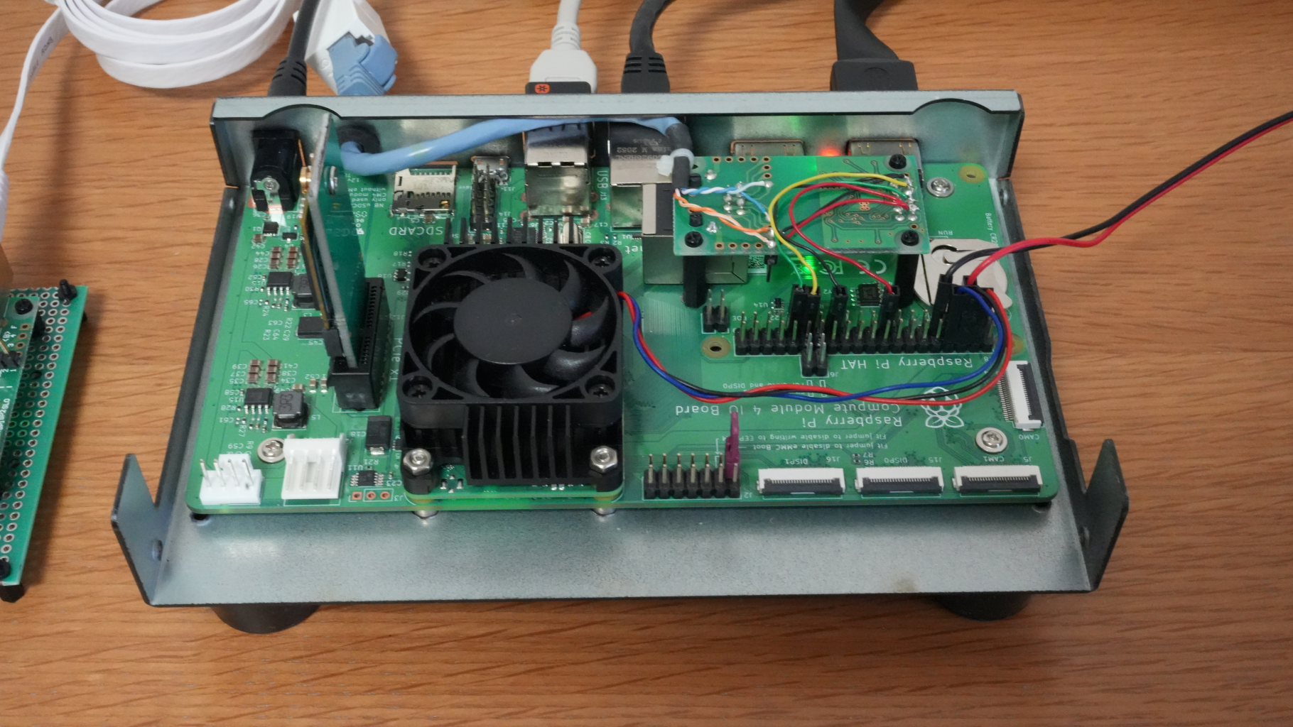 LTC4331モジュールのマスタ側はGPIO横に裏返して取り付け、スレーブ側はLANケーブルでケース外に配置