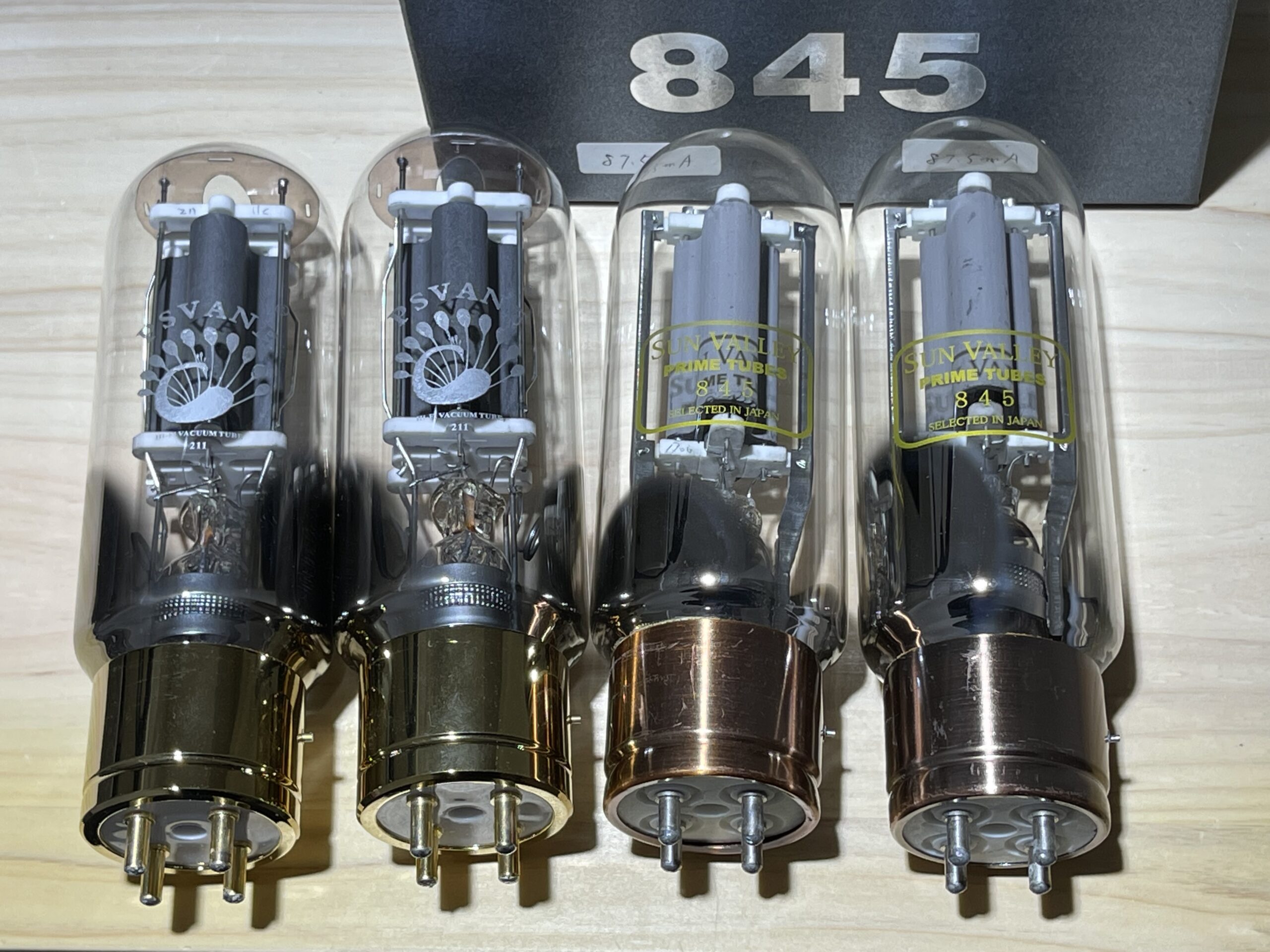 秋葉原で入手した211ペア球(左) と キット付属の845ペア球(右)