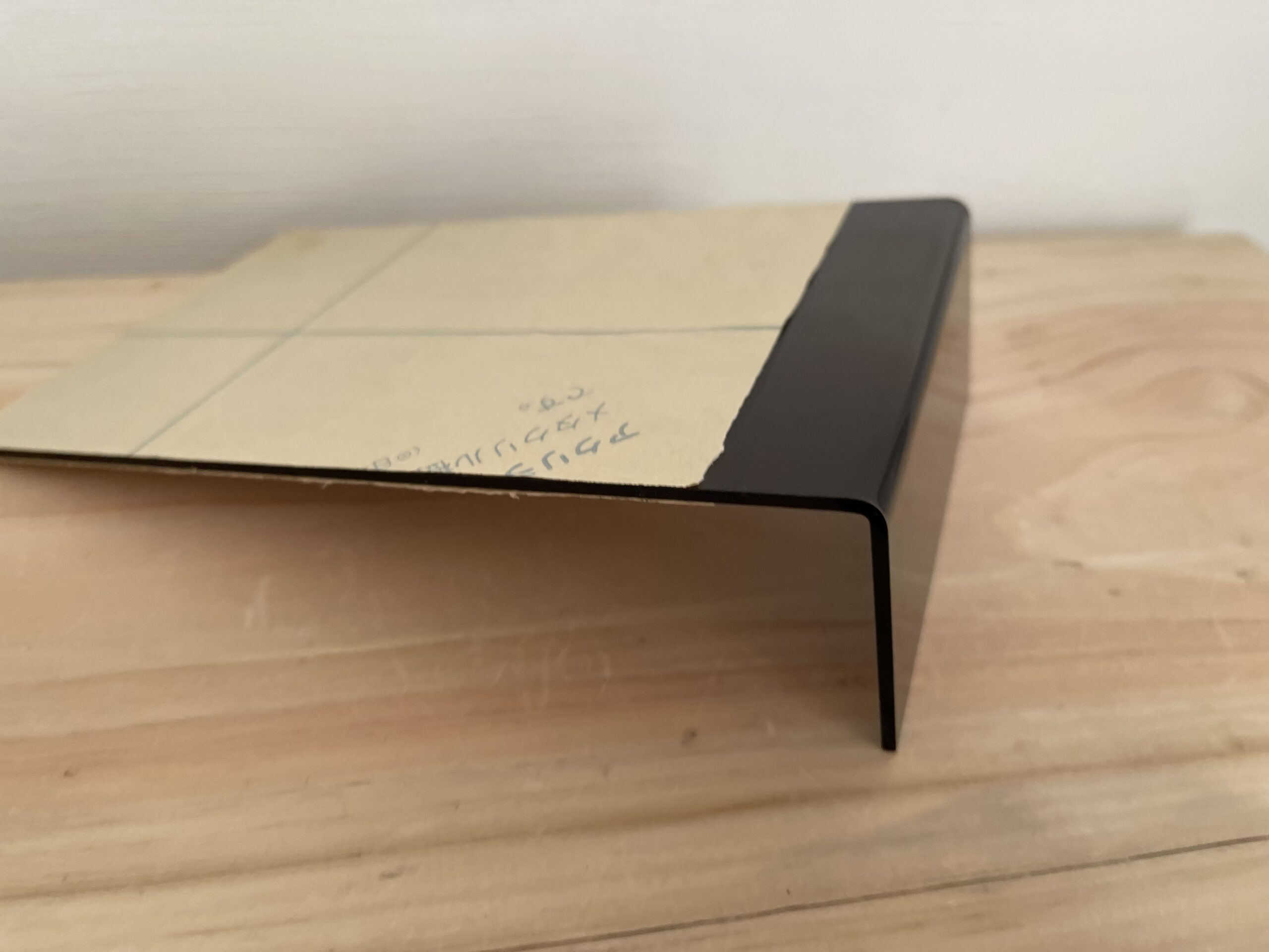 アクリル板パネルのサイズは厚さ2mm、100 x 42 x 162 mmのL字型、色はグレースモーク