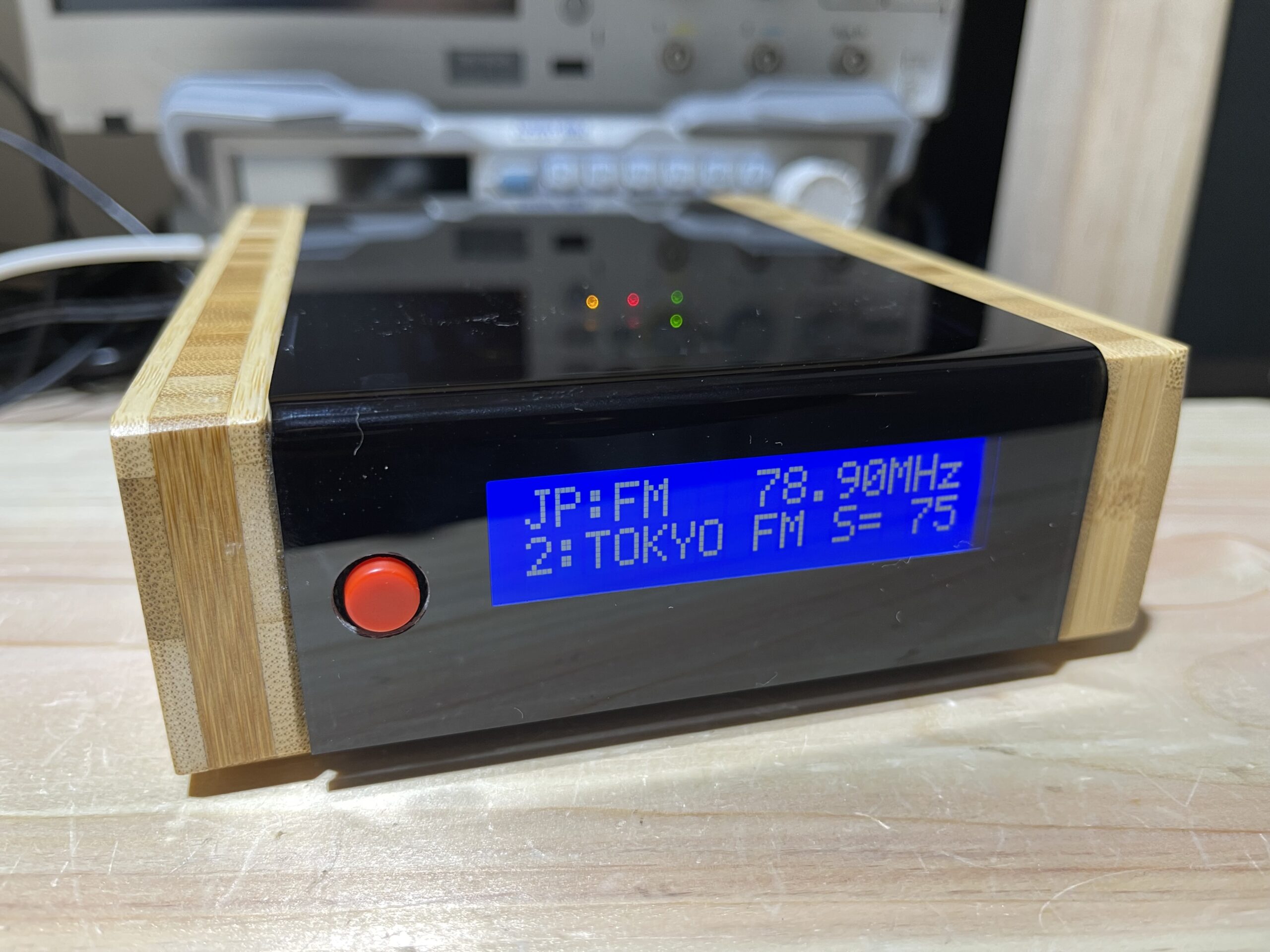 赤いキャップ付を付けた選局用ジョイスティック（5ポジションSW）をフロントパネルに組み込んだケースを製作して完成