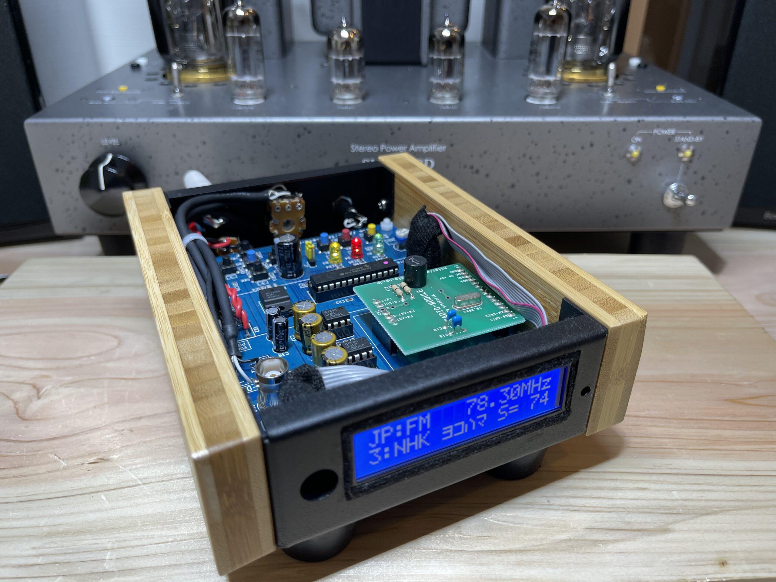 フロント・パネルには液晶ディスプレイを実装