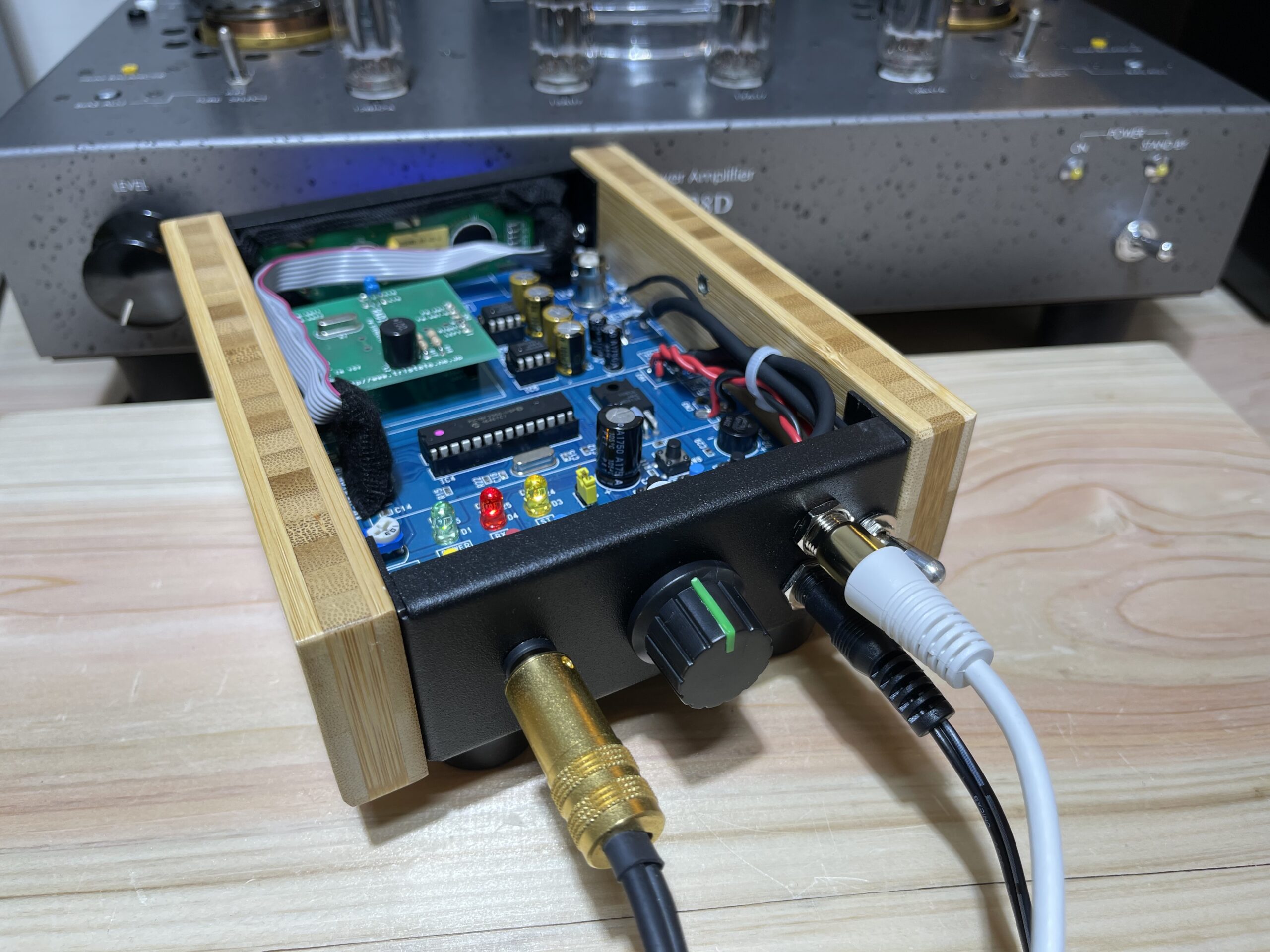 リア・パネルには、加工済の穴を活用して電源コネクタ、電源スイッチ、アンテナ接続用F型コネクタ、ボリューム、ライン出力端子を実装