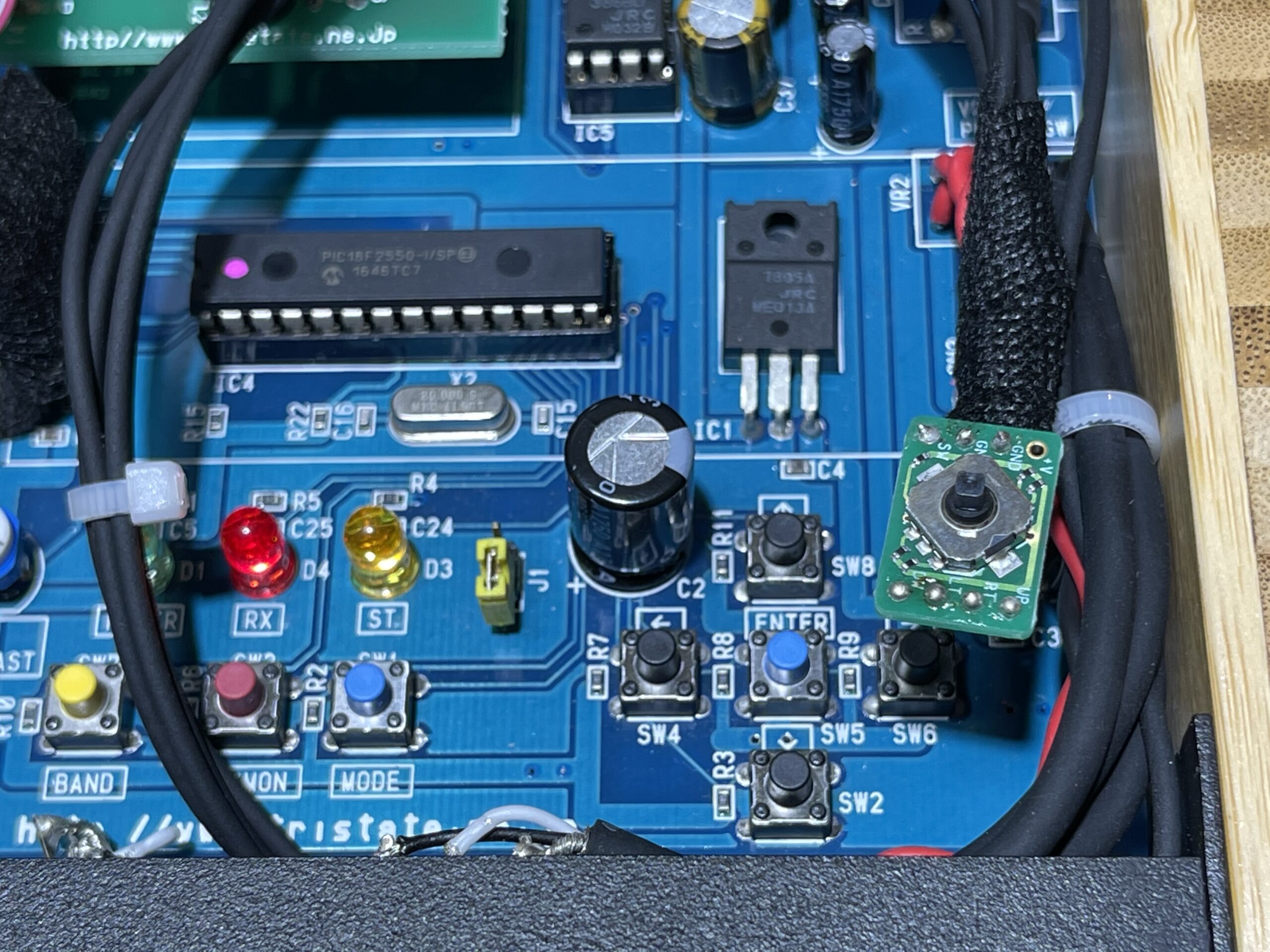 プリント基板上の選局用のタクトSWの裏面からジョイスティック（5ポジションスイッチ）までシールドケーブルで延長