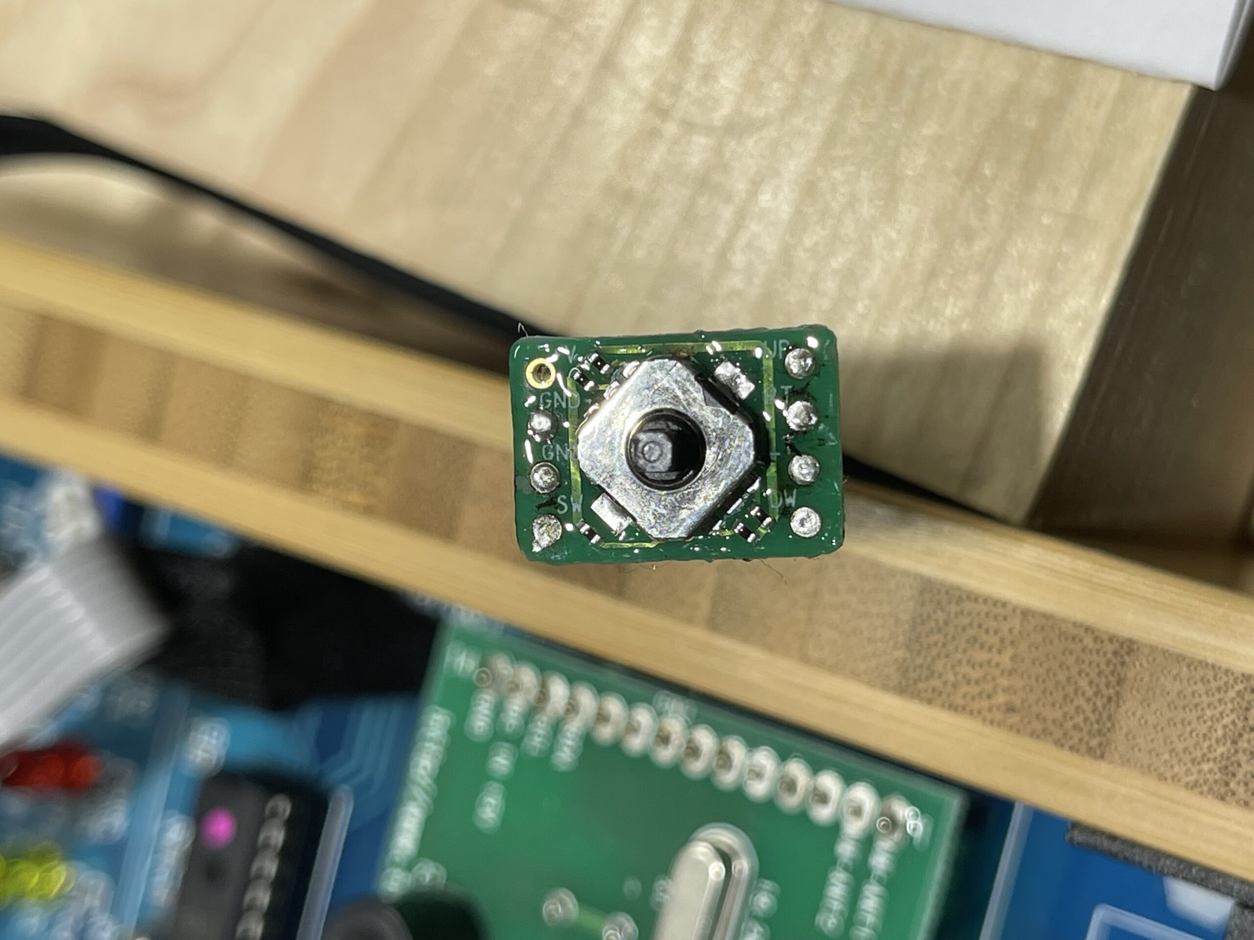 基板上の「はんだ」を平たんにした後、セメダイン スーパーXG クリアを塗布して8分ほど乾燥