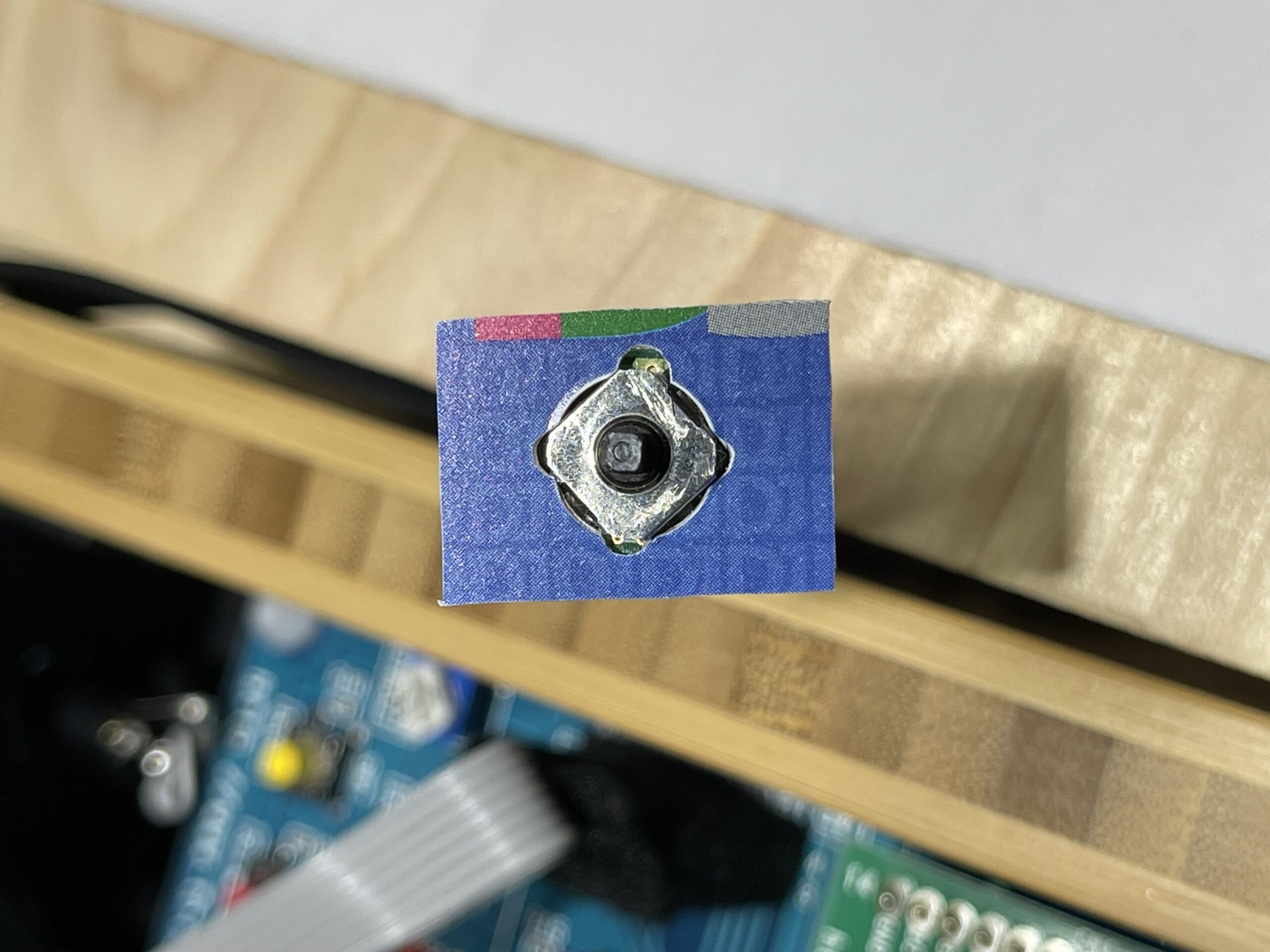 絶縁用プラ板には古い磁気カードを再利用