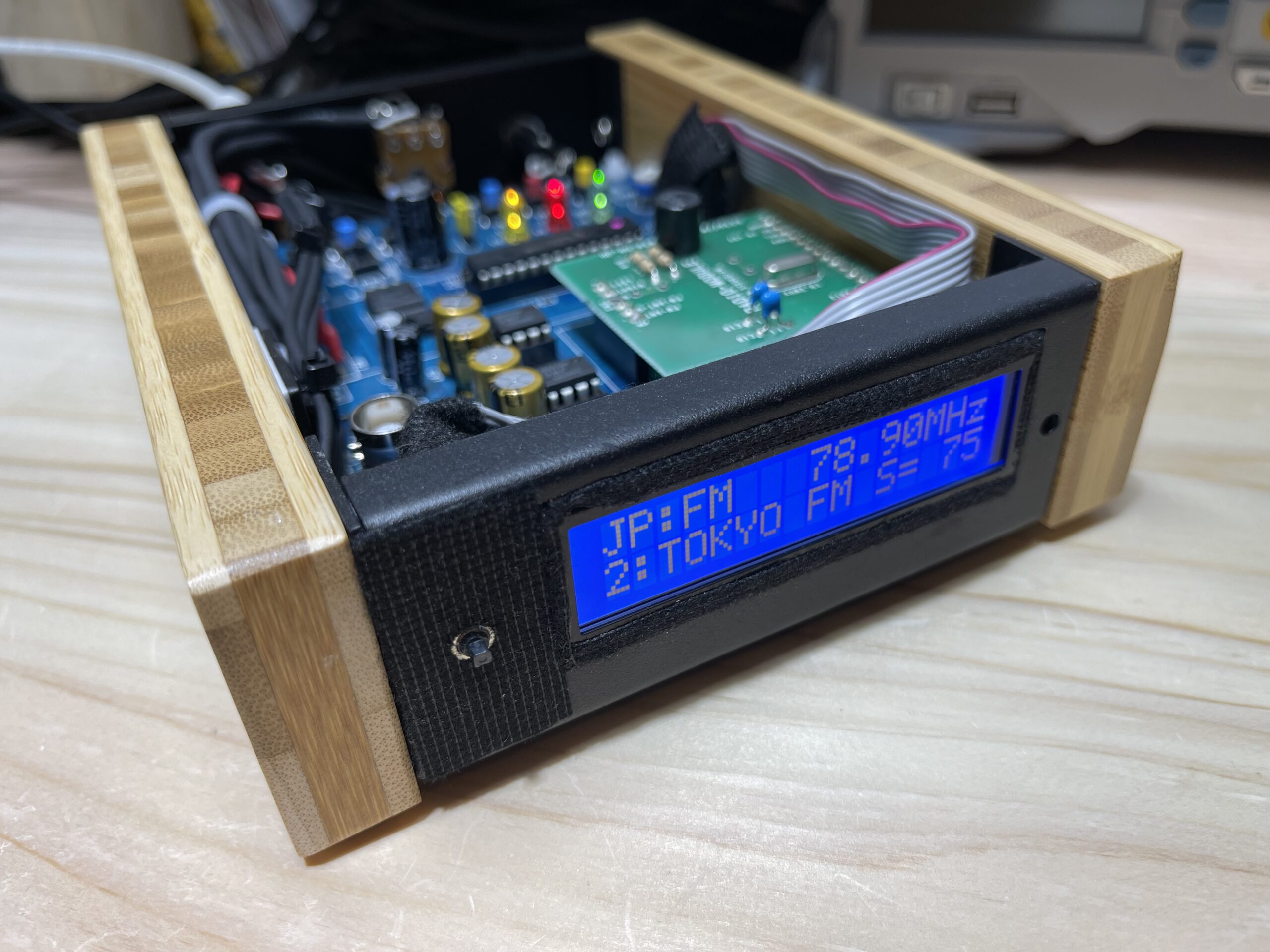 絶縁用プラ板を接着したジョイスティックSW基板をケースのフロントパネル(鉄)裏面にセメダイン スーパーXG クリアで接着して固定