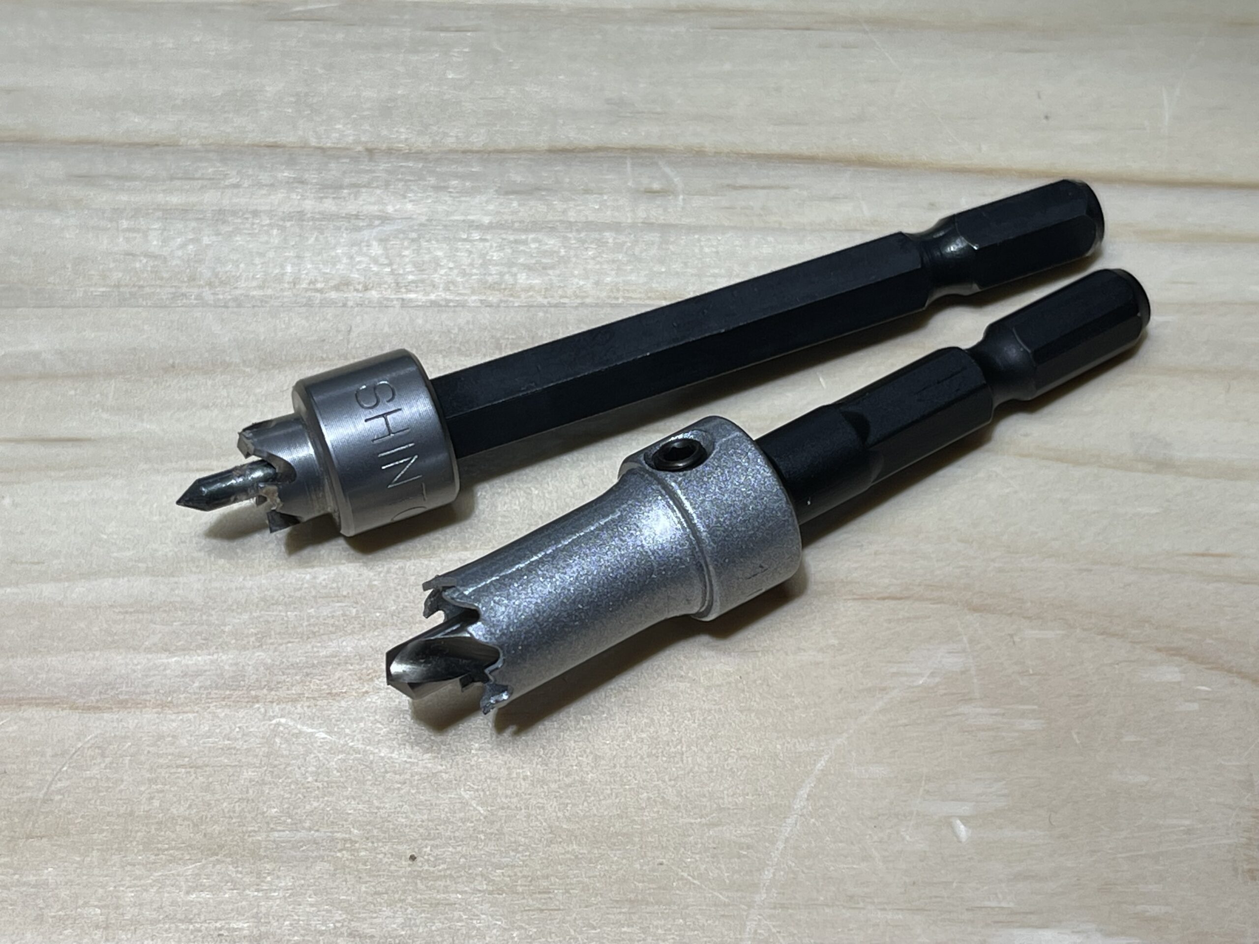 絶縁用プラ板への8mmの穴あけには電気ドリルの刃として「ミニホールソー」を使用