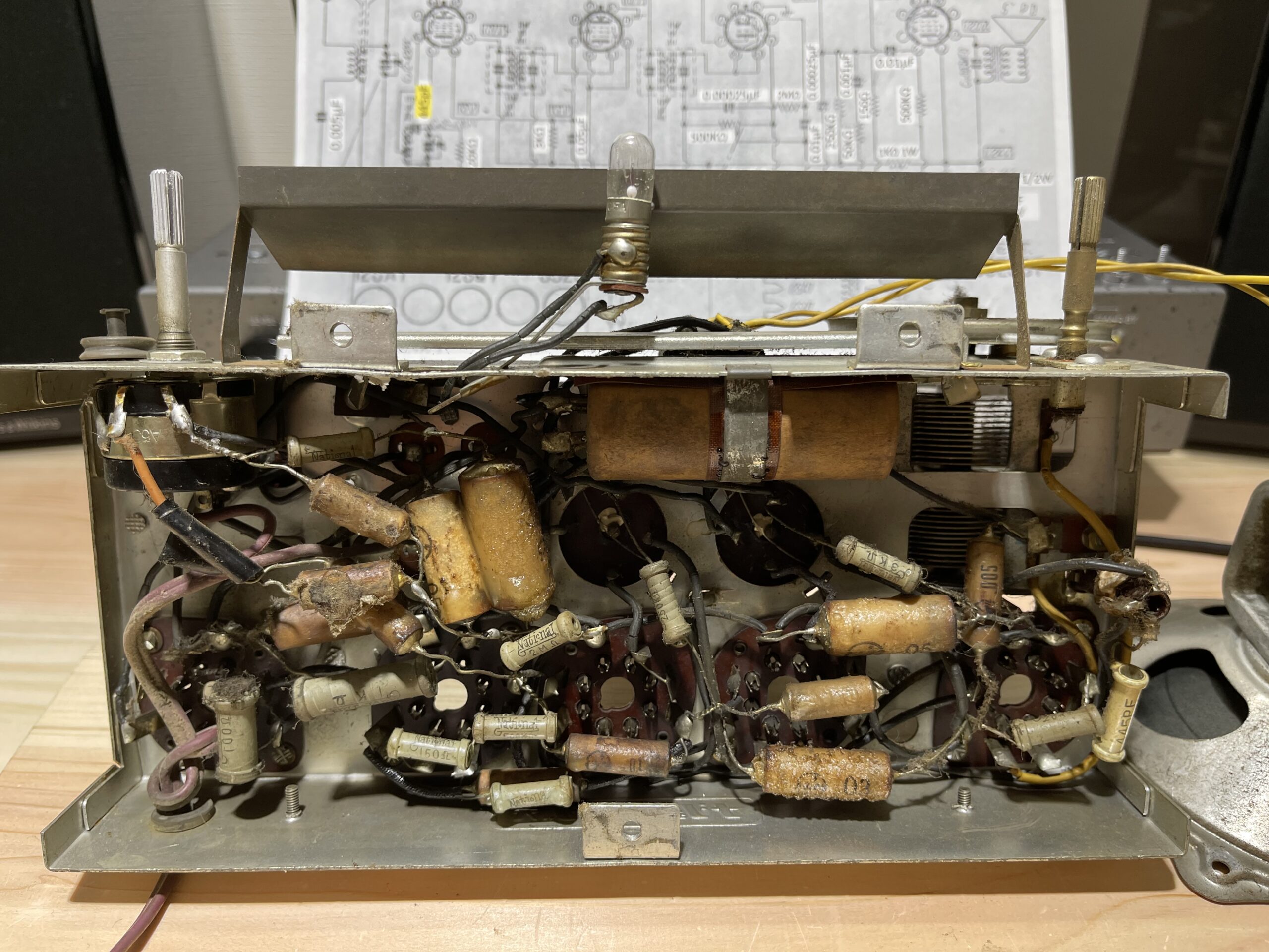 修復前のPS-54のシャーシ内部