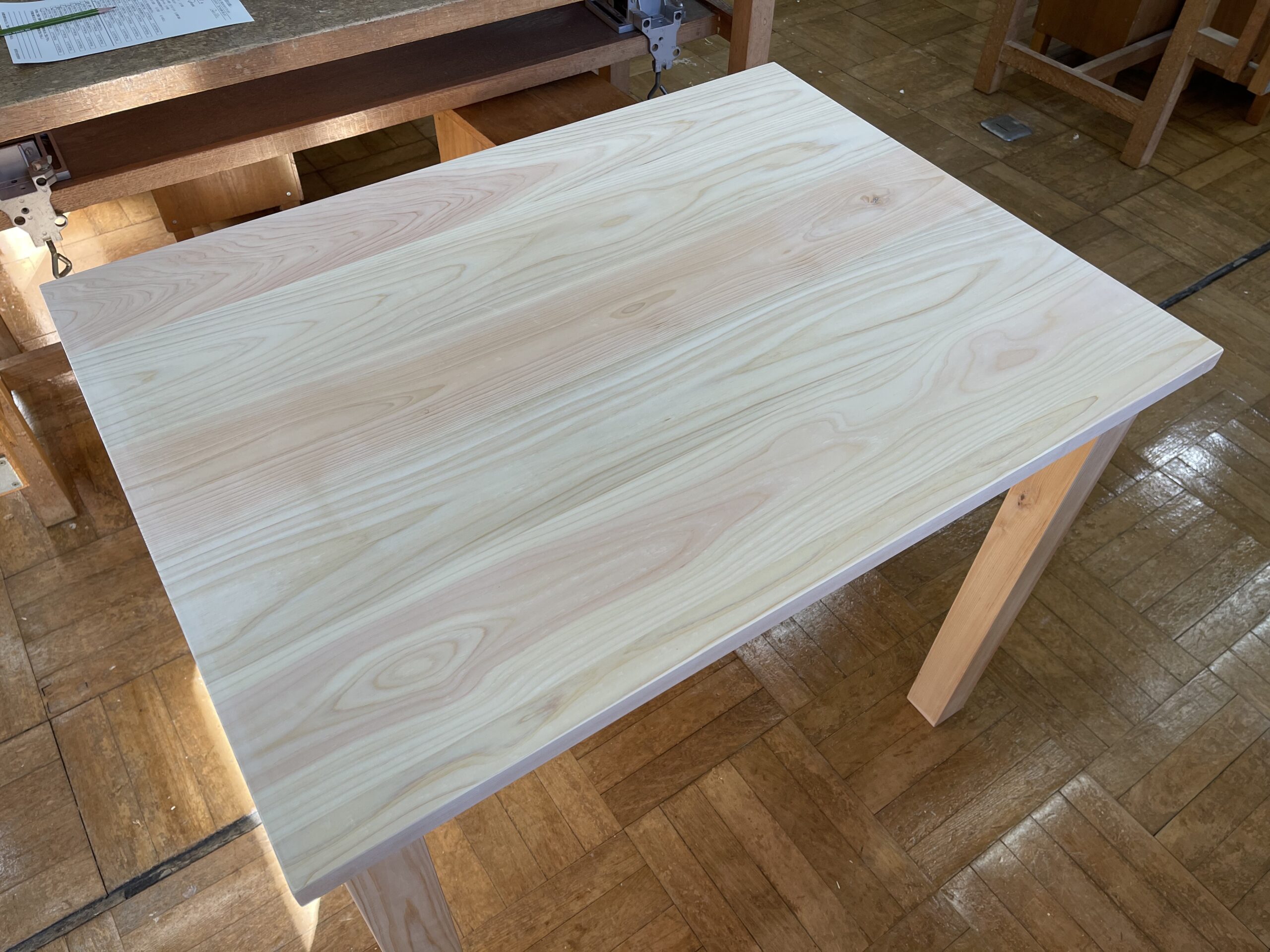 天板をのせて小型机の完成です。木の香りがとても良いです