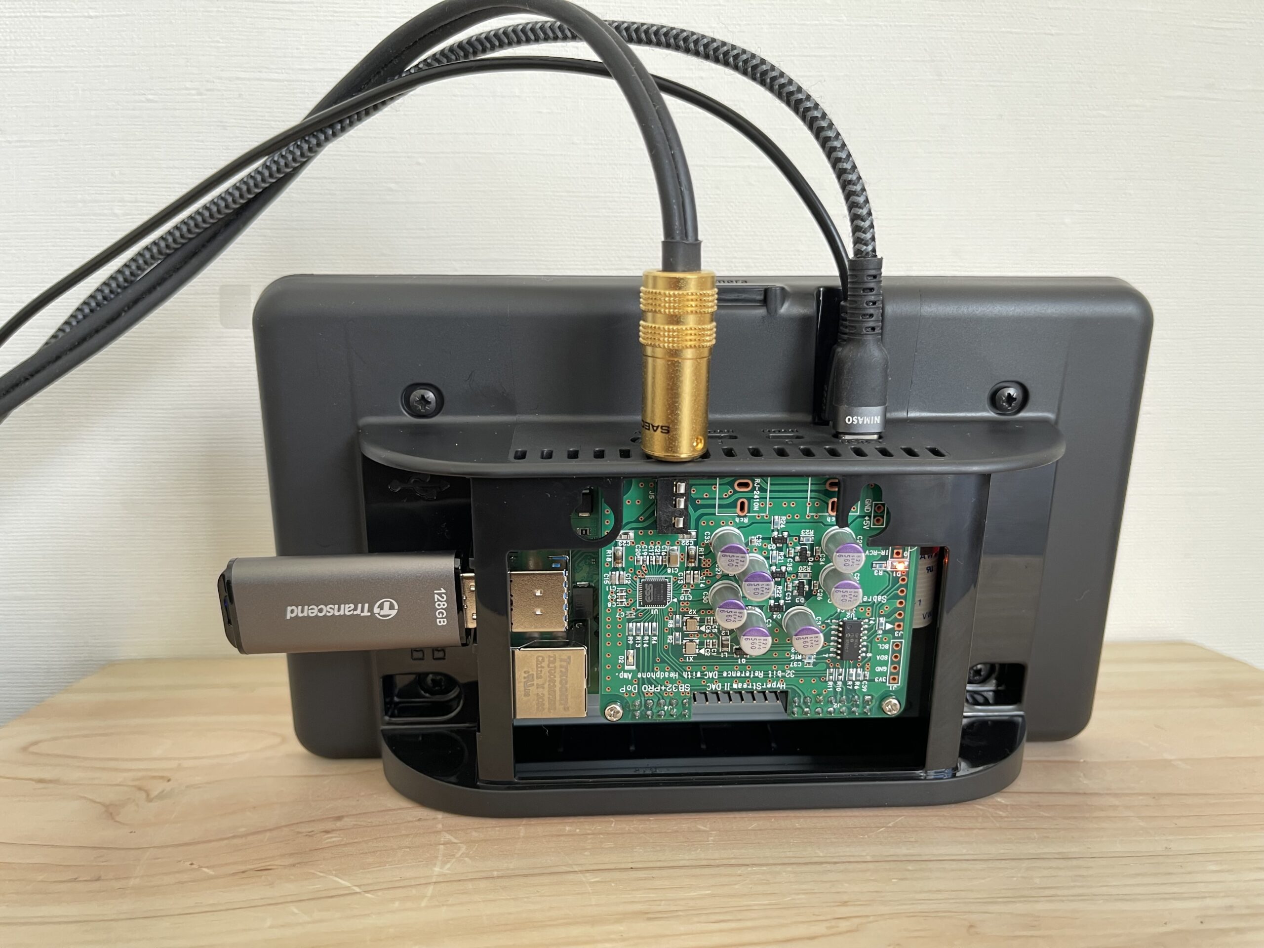 ケース上部にフィン状の通気口