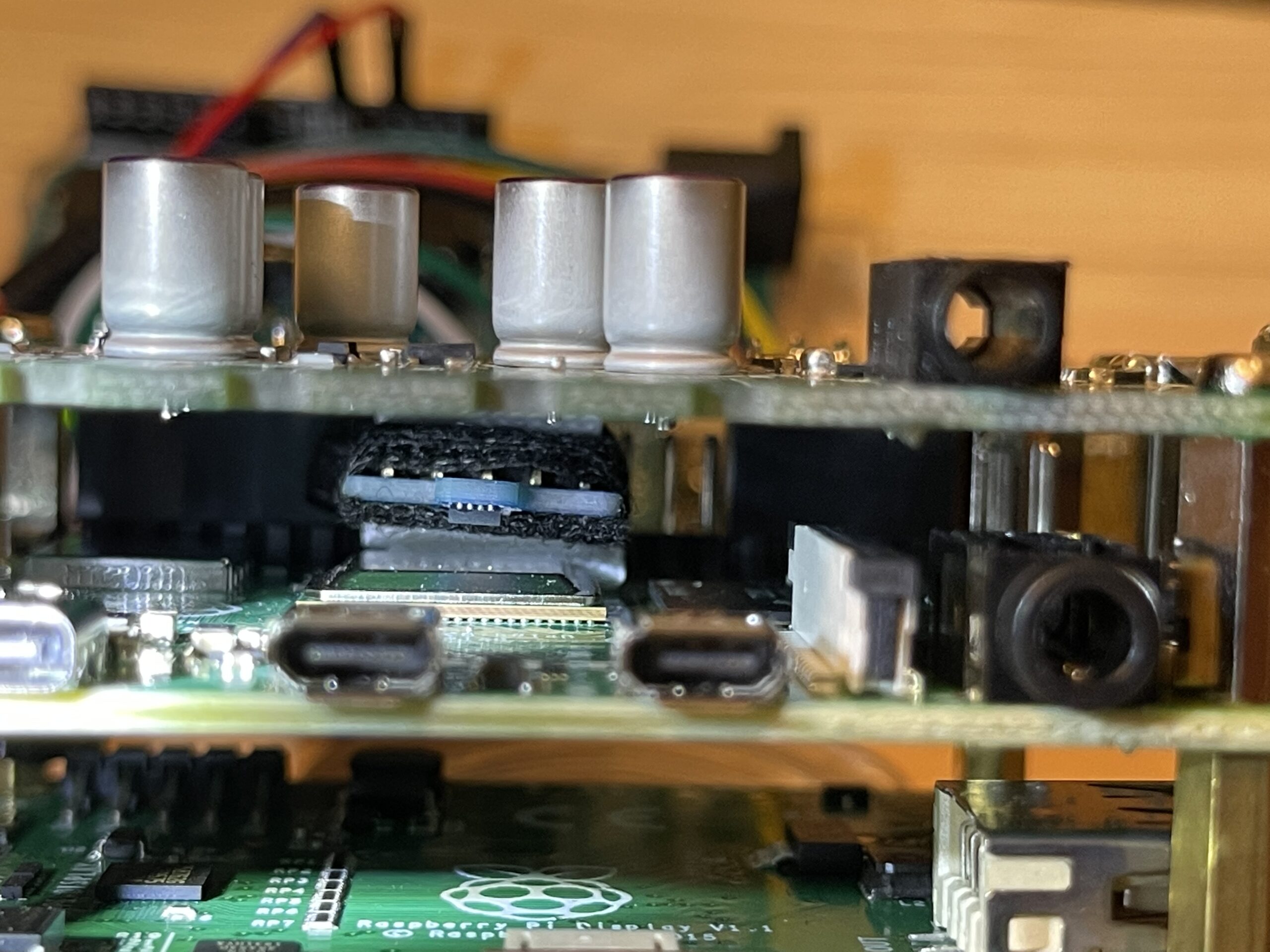 SHT31温度センサをラズパイとDAC基板の間の中間地点で固定となるように調整