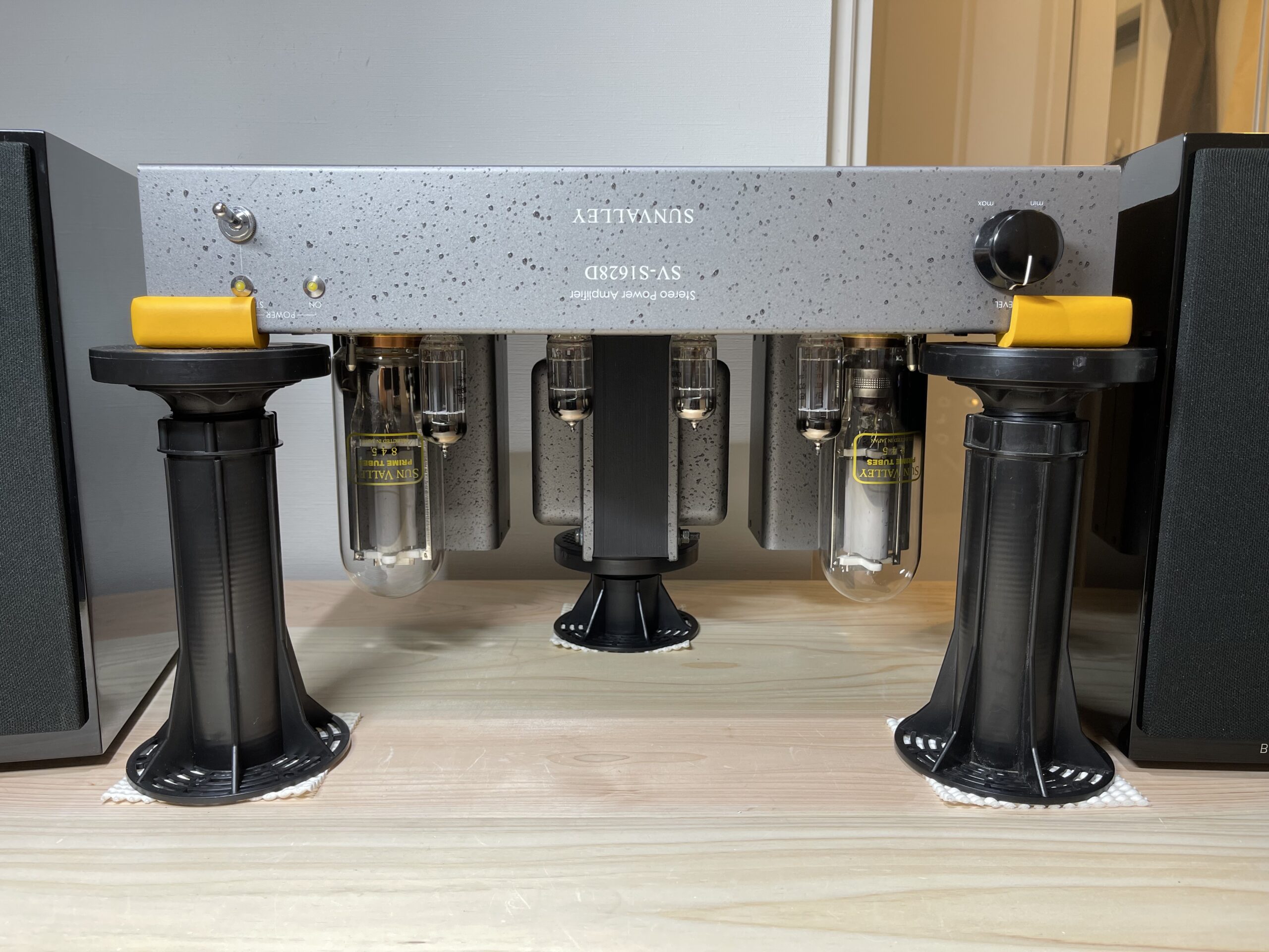 真空管パワーアンプのシャーシを載せる支柱