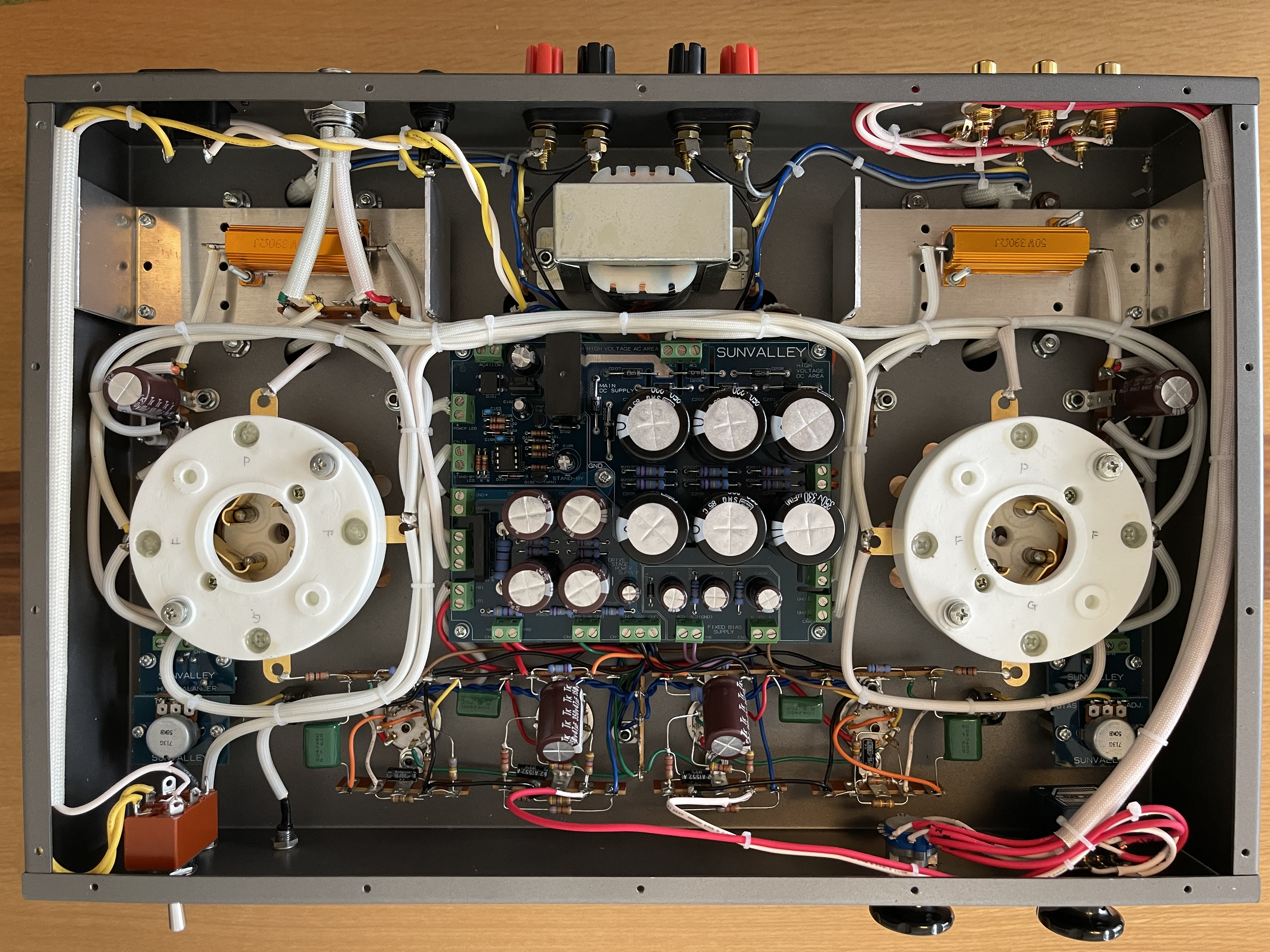 シャーシの加工、パーツの取り付けとシールドケーブル配線で完成