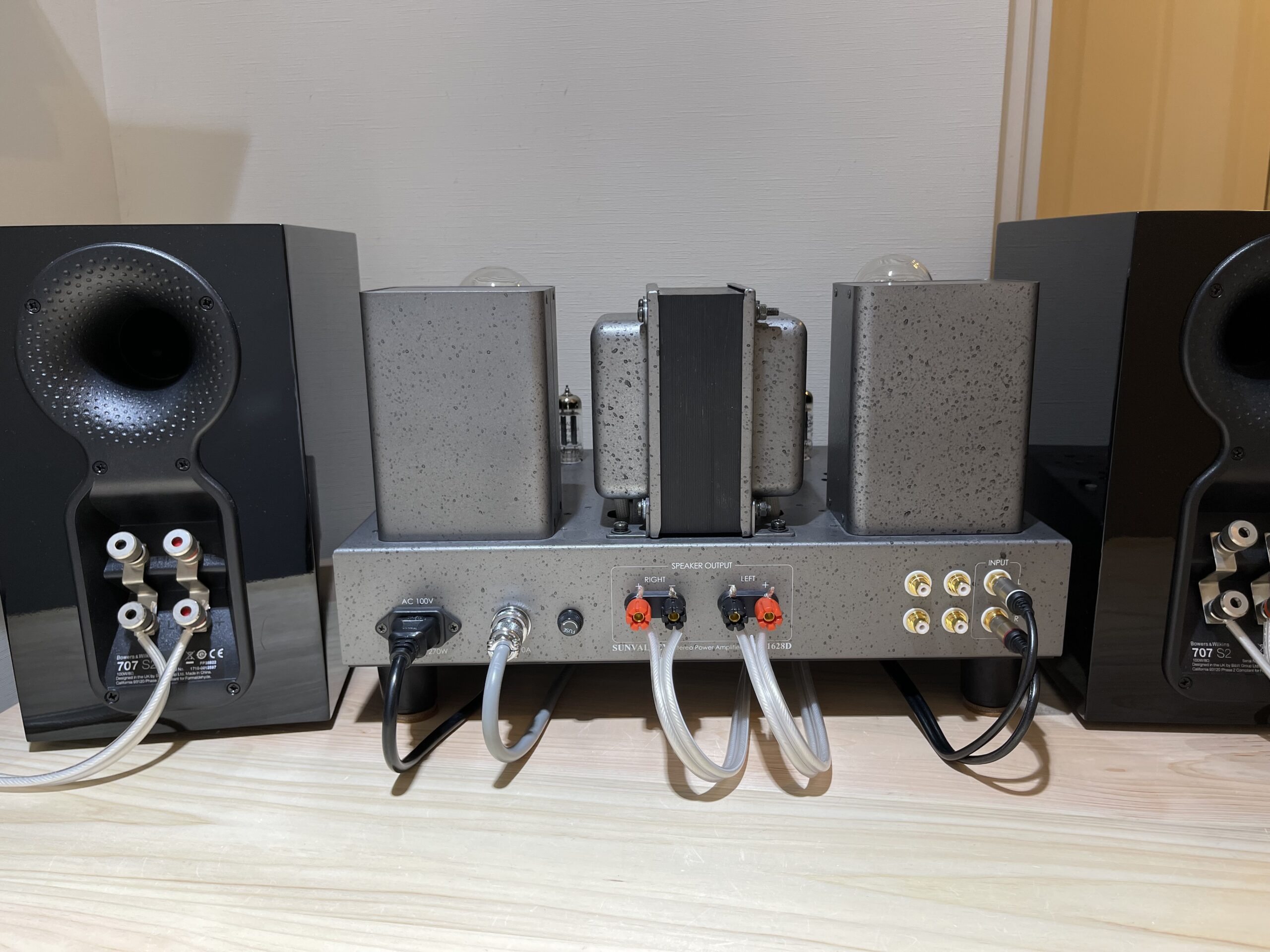 RCAライン入力コネクタ（右端）を2組増設したシャーシ背面