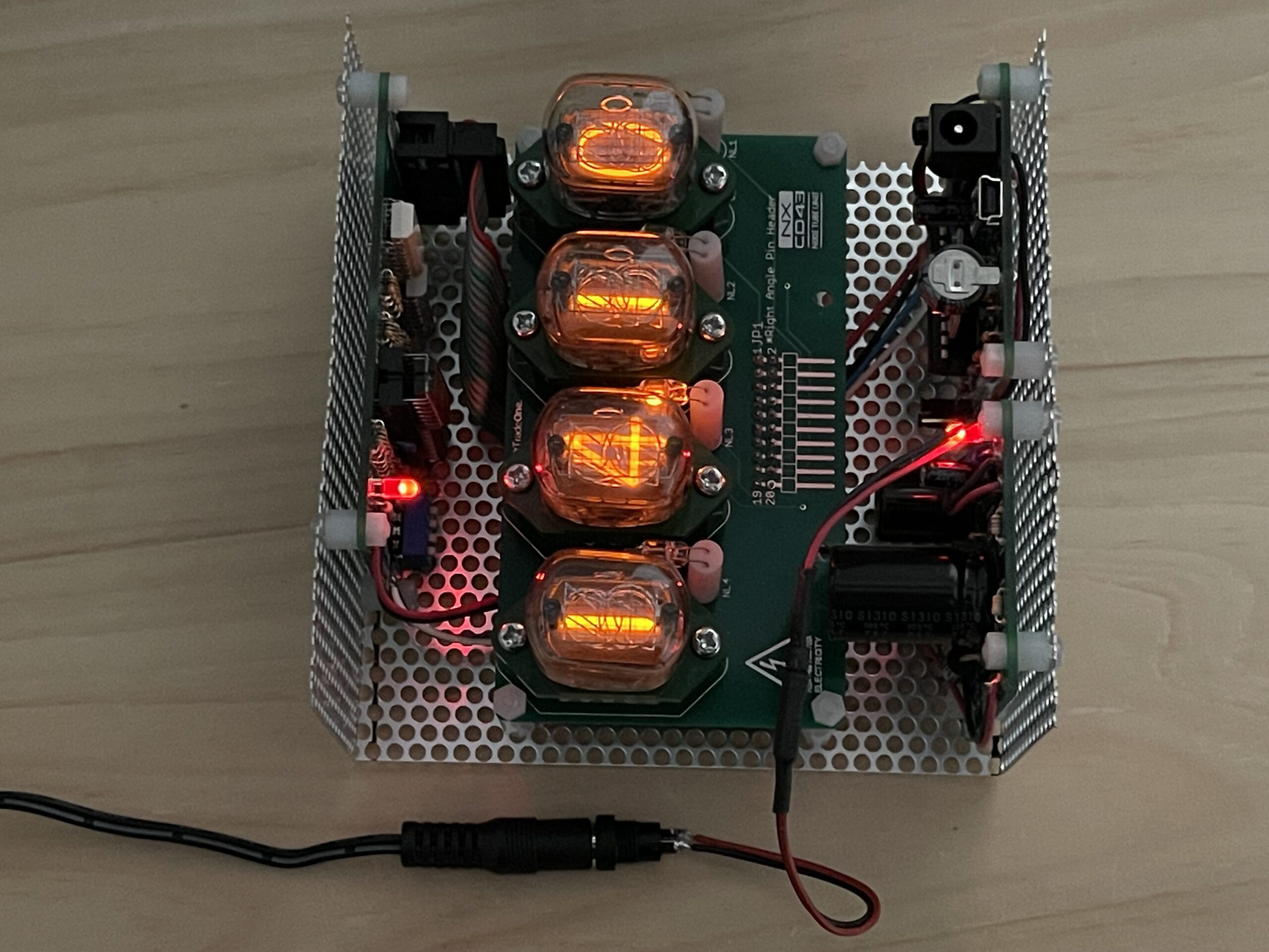 アルミパンチ板で基板取り付け用シャーシを作製