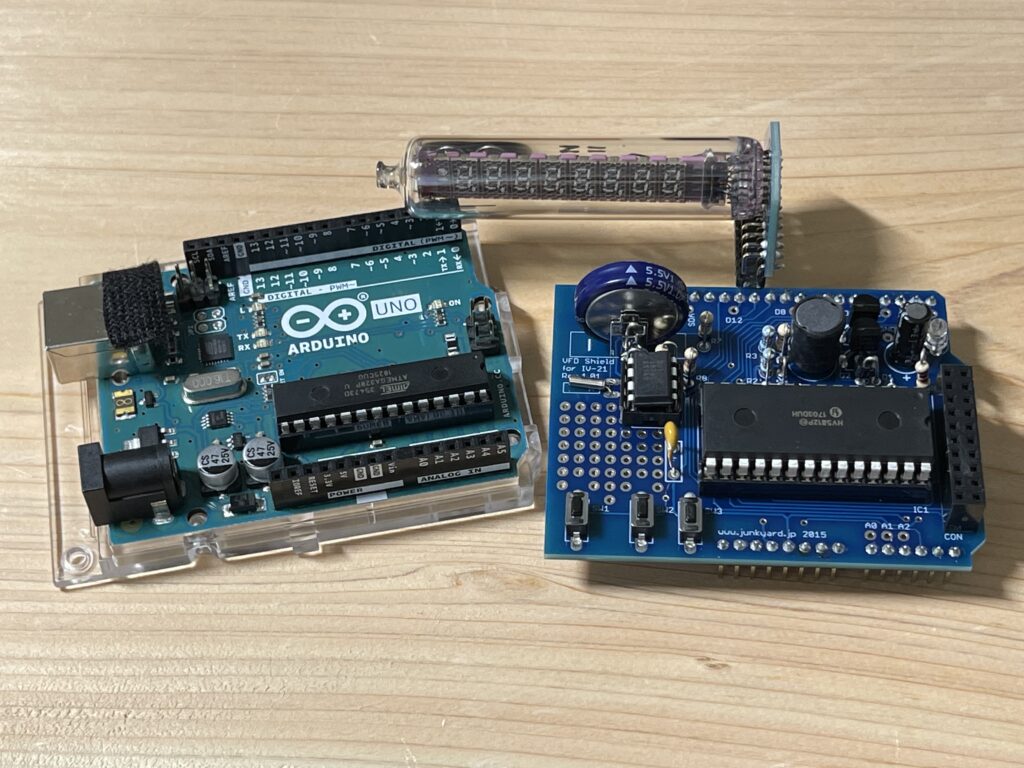 Arduino Uno Rev3(左側)、組み立てたVFD Shield for IV-21の本体(右側)と蛍光表示管IV-21基板(後方)