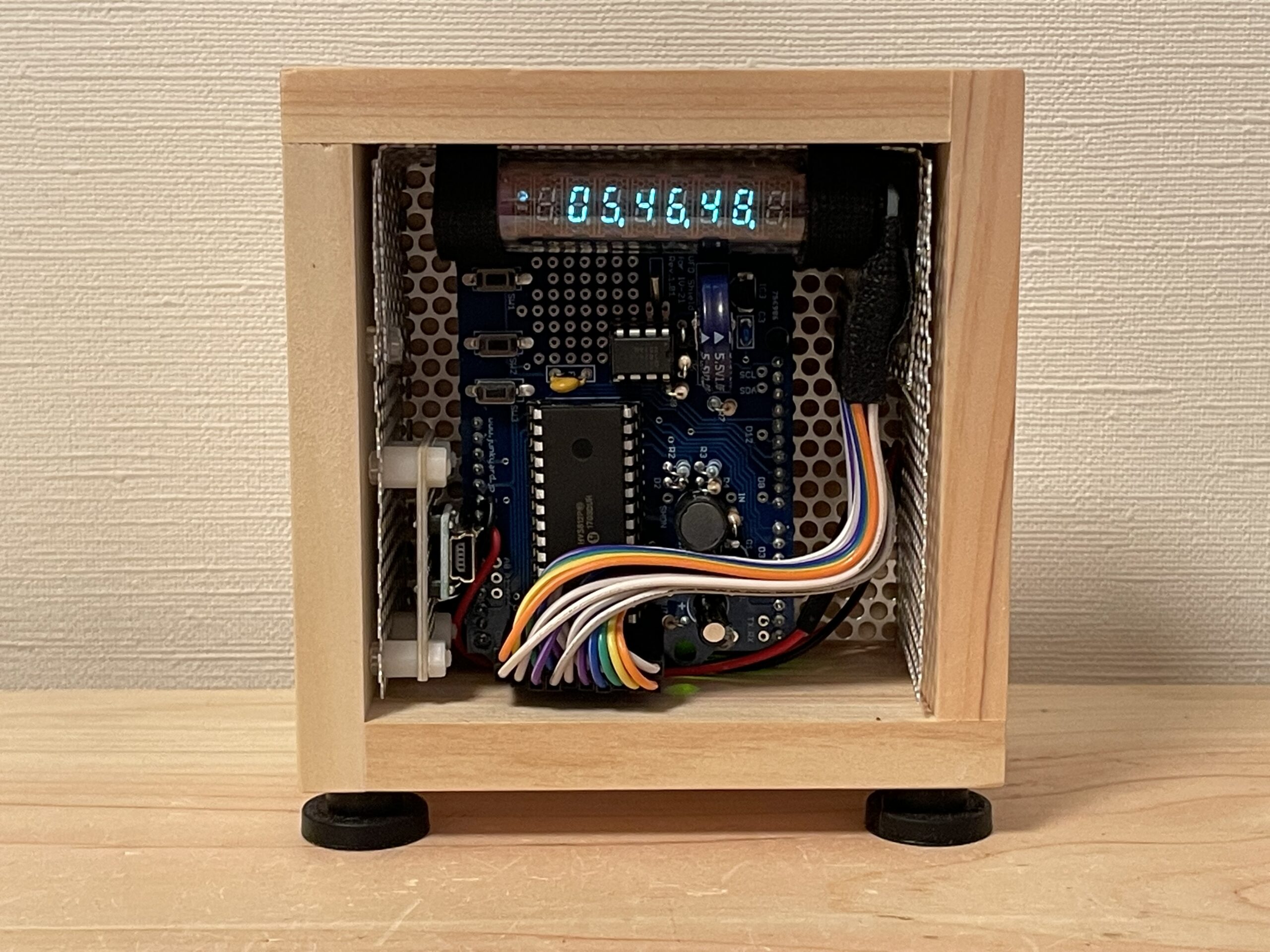 二合枡ケースに組み込んだ蛍光表示管時計（時計表示）