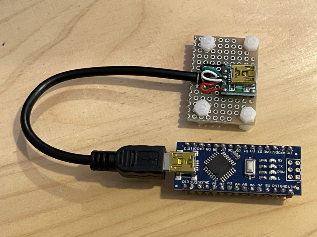 USBミニB(メス)の外部引出し用基板（上）とArduino Nano互換ボード（下）