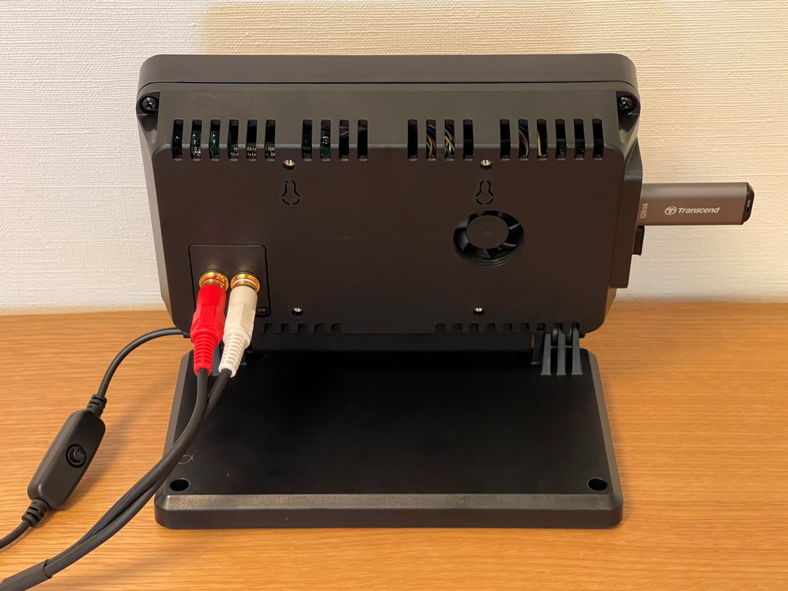 ケース背面。冷却ファンの位置をRCA コネクタの位置から、右上のRaspberry Pi 4BのCPU真上付近に変更