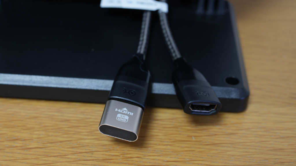 HDMI変換延長ケーブルの先に挿したHDMIダミープラグ（銀色）