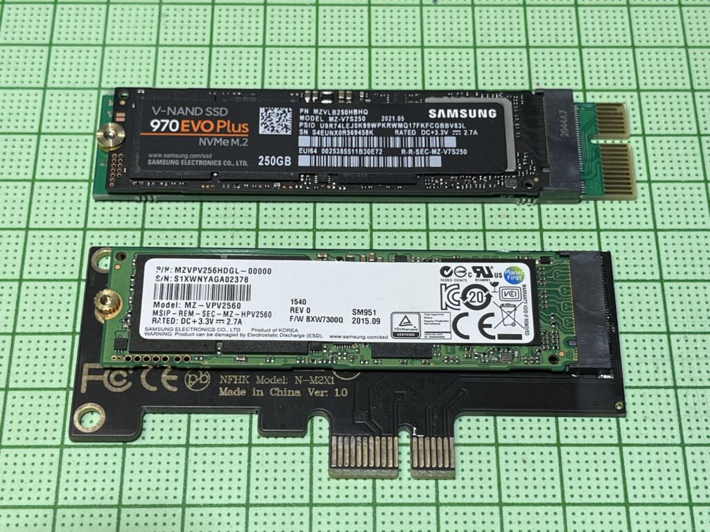 今回テストしたNVMe M.2 SSD (2280) のMZ-V7S250（上）、MZ-VPV2560（中）と2種類のPCIeアダプターカード