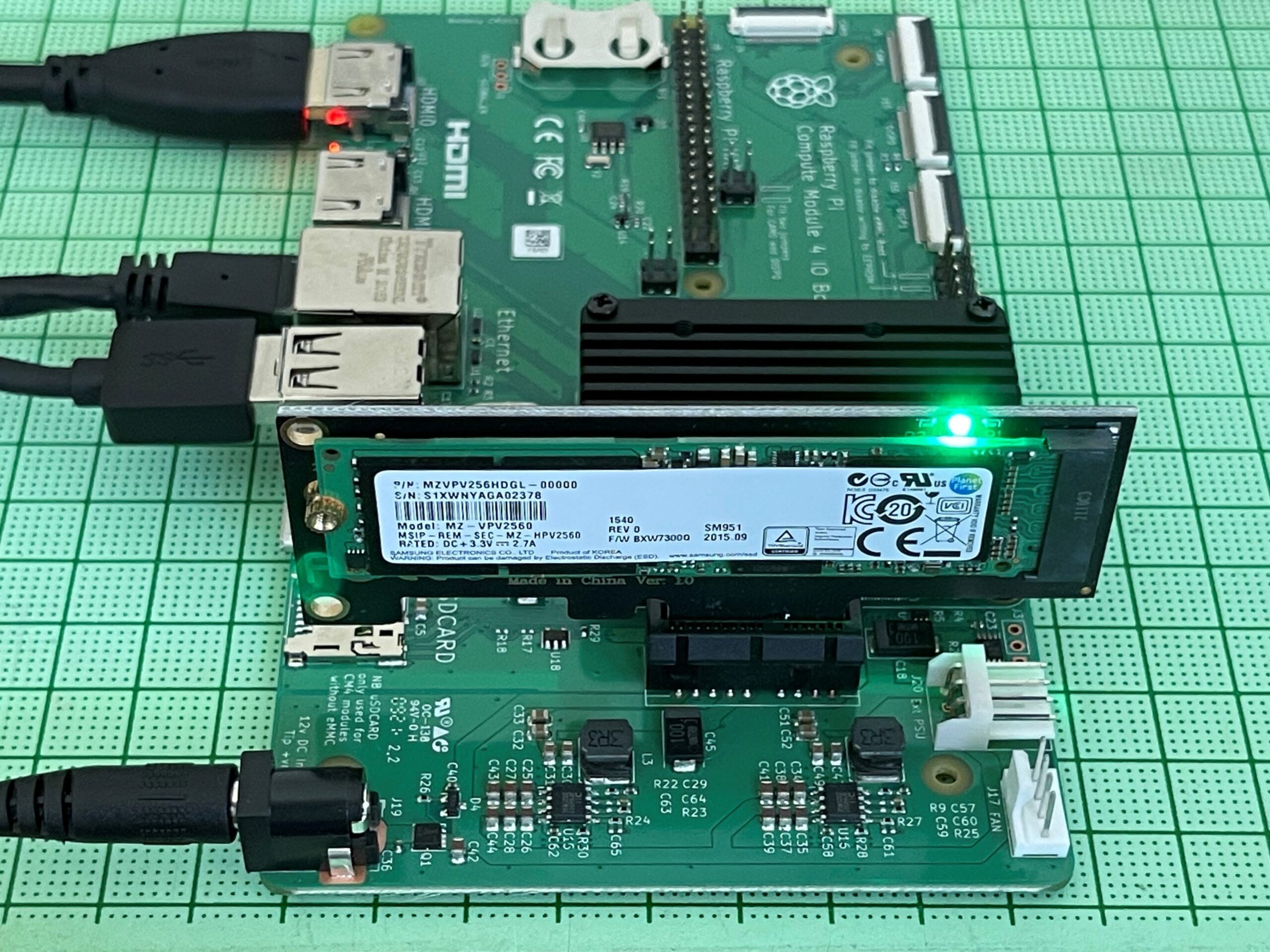 IOボードのPCIe x1スロットに初期化したNVMe M.2 SSD をセット