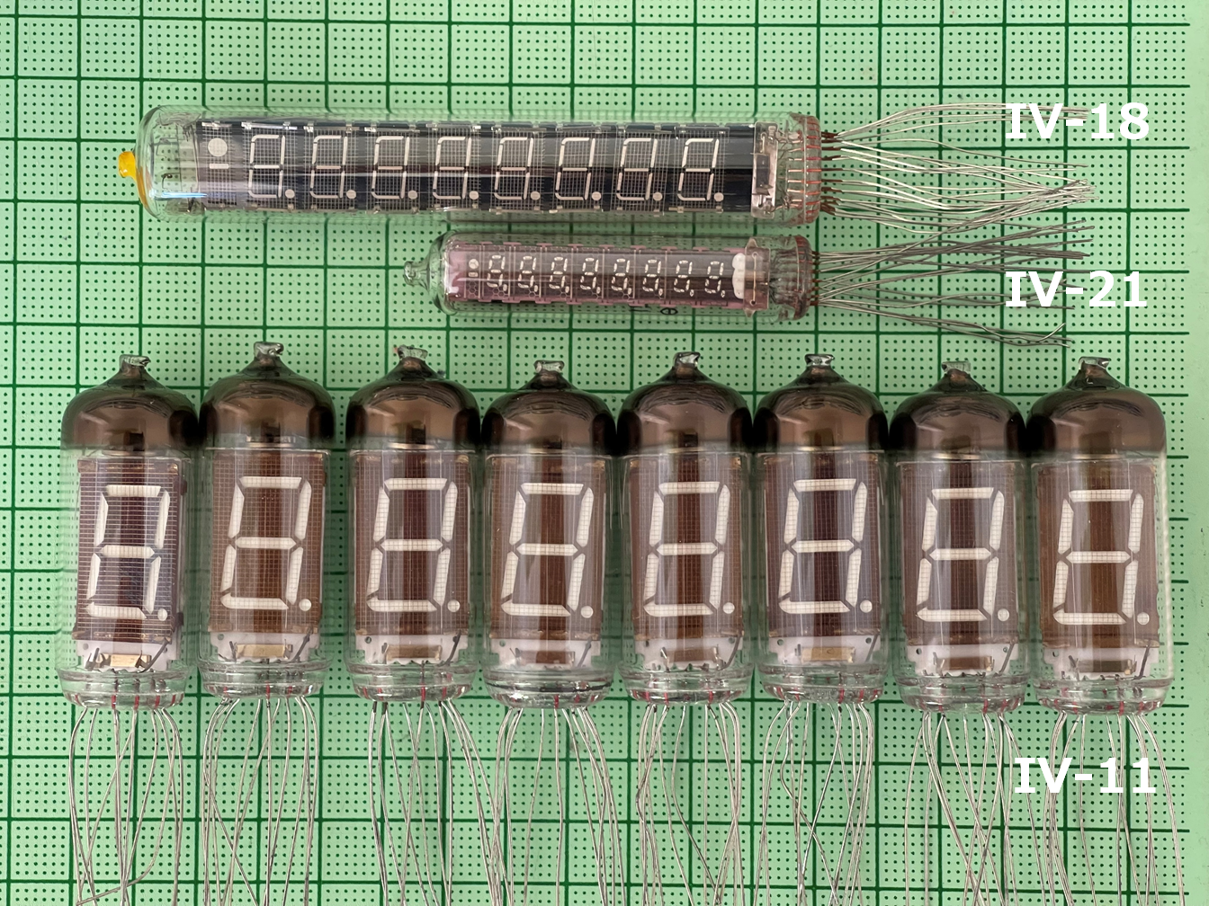 IV-18（上段）とIV-21（中段）、下段の8個並んでいるのがIV-11