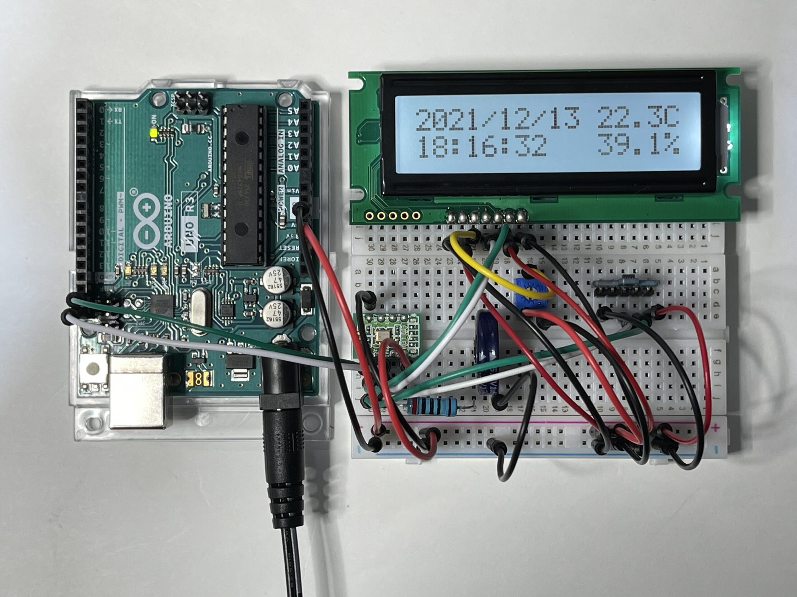 スケッチ2 を実行中のLCD時計&温湿度計
