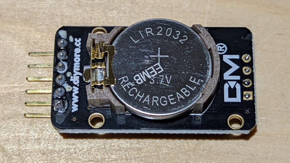 DS3231SNモジュールにセットした充電式の「LIR2032」 