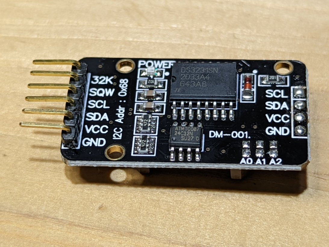 DS3231SNモジュール基板上の AT24C32 EEPROM（下のチップ）
