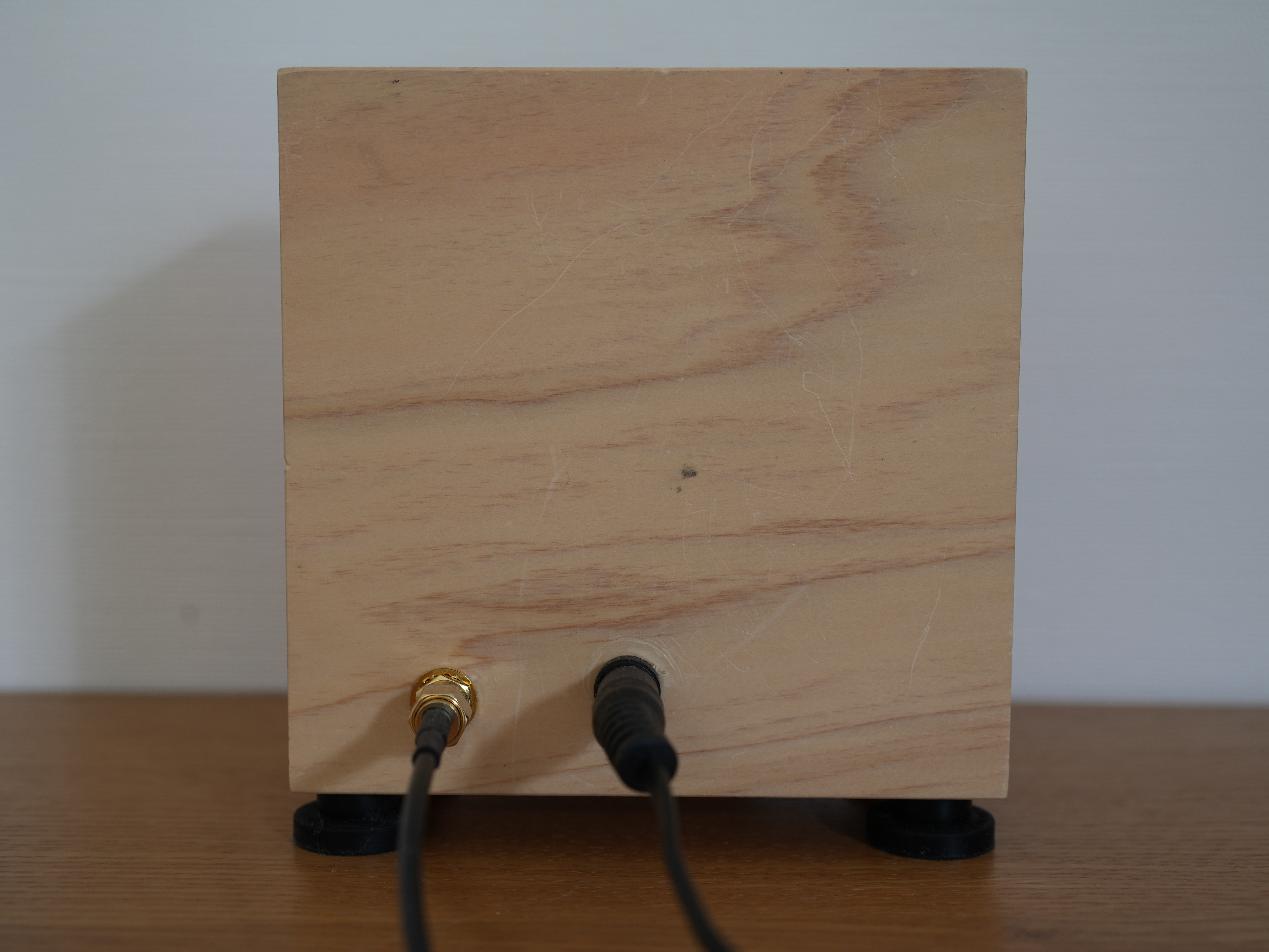 二号枡の裏面にGPSアンテナコネクタと電源コネクタを配置