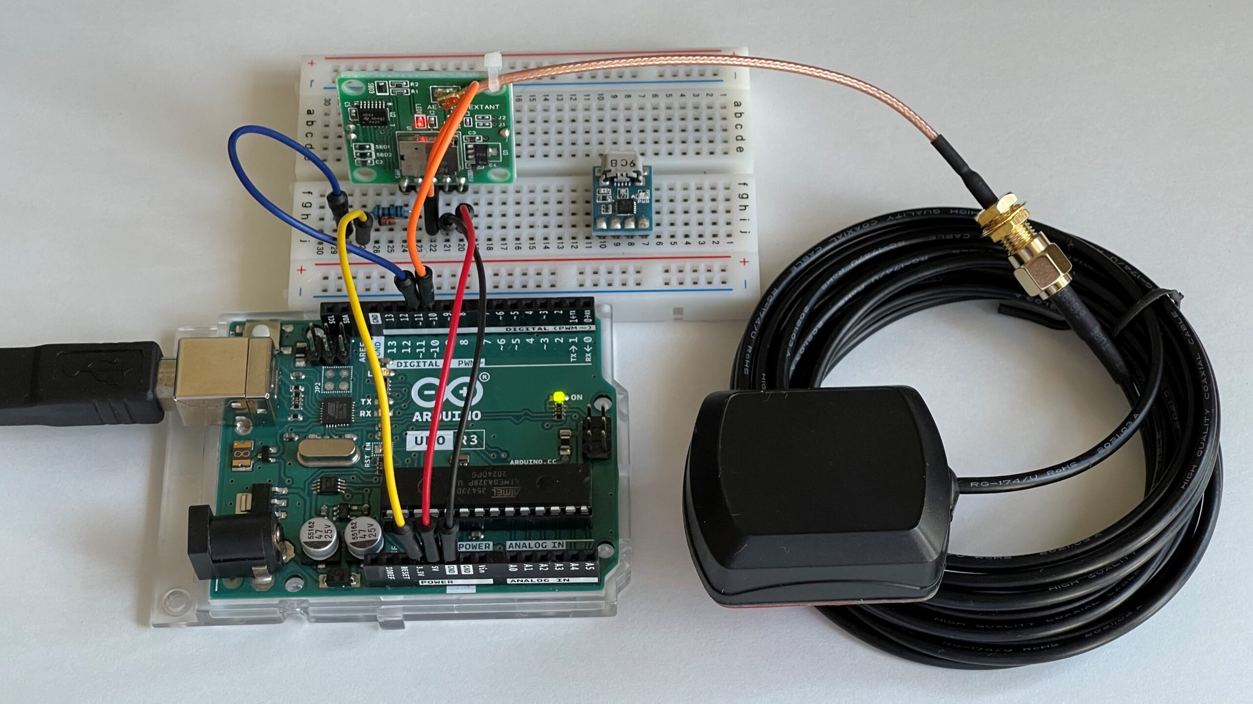 給電すると赤いLEDが薄く点灯