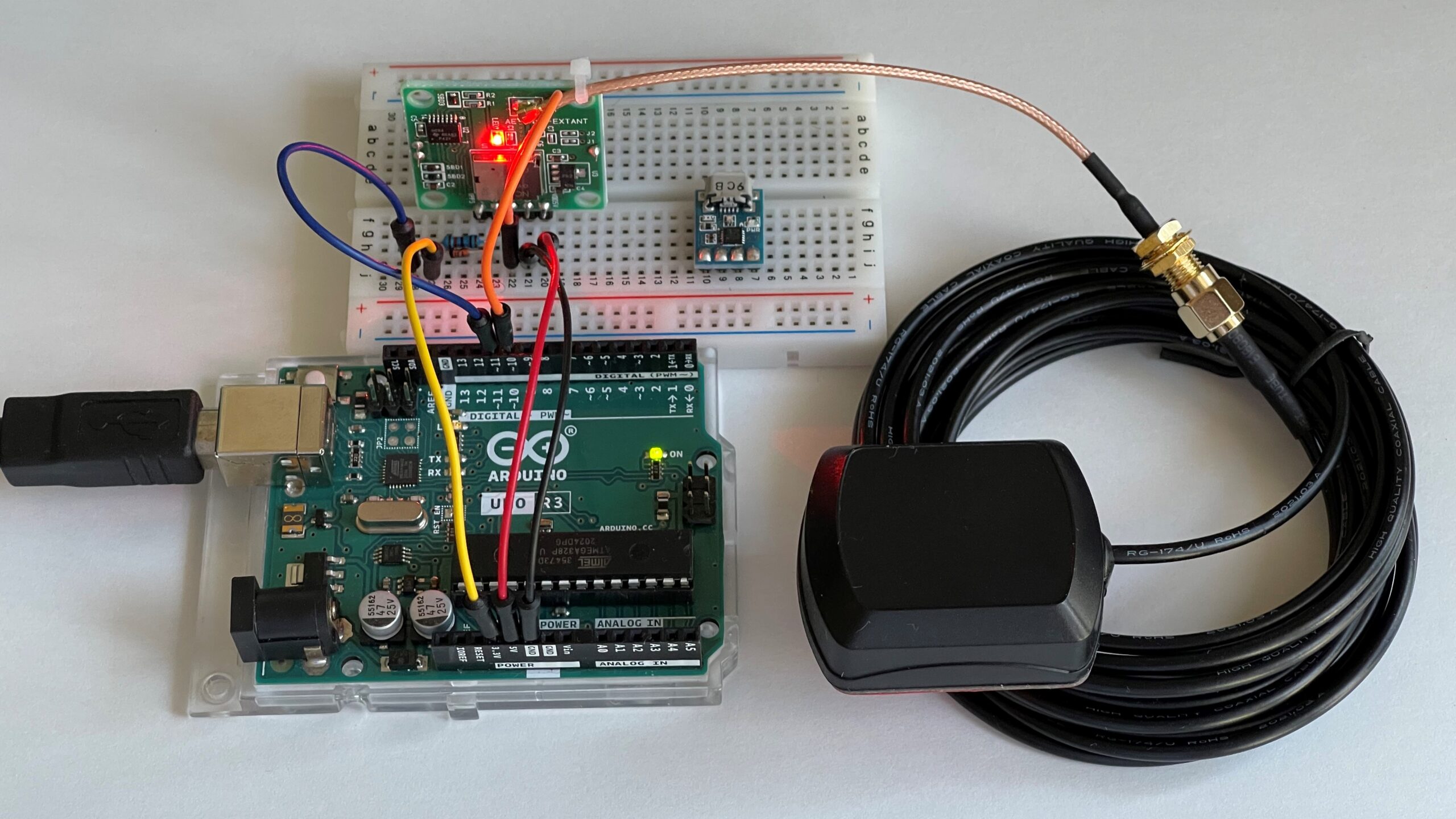 GNSS衛星追尾中は赤いLEDが1秒毎に明るく点滅