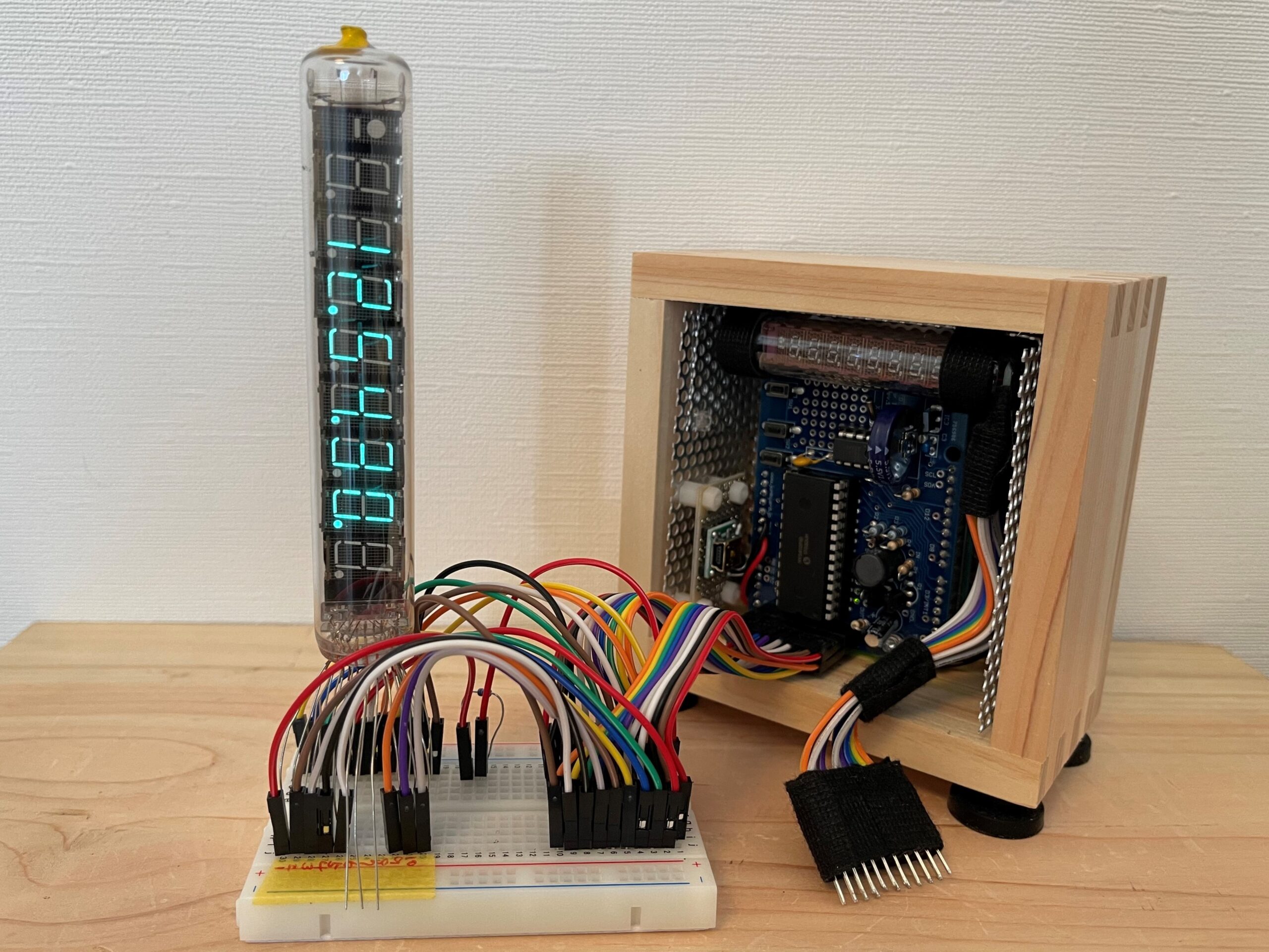 点灯したIV-18(時計表示モード)