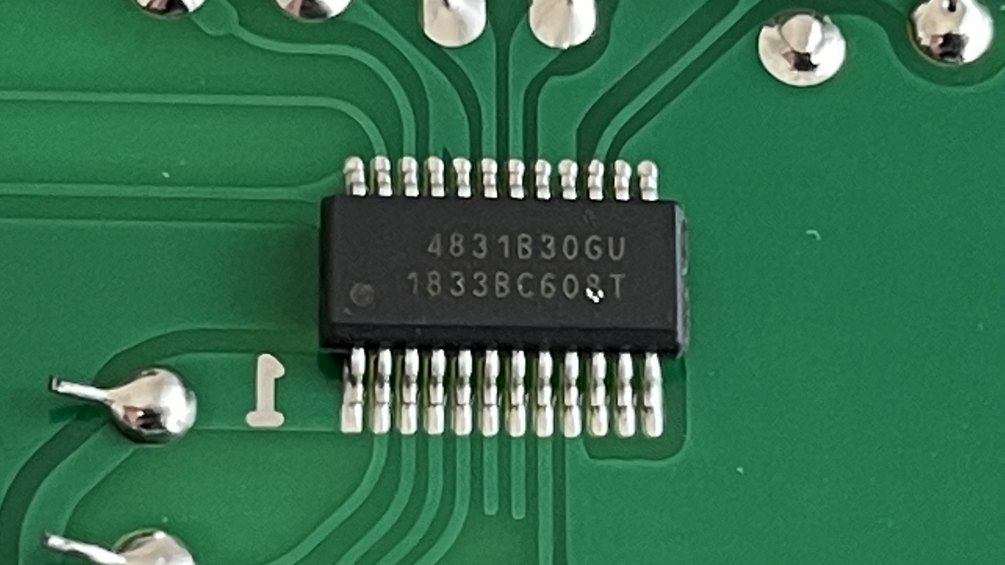 プリントパターン面に実装されているラジオIC：4831 B30 GU