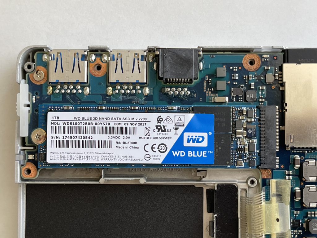 交換後のSSD：1TBのM.2 SATA III SSD(2280)