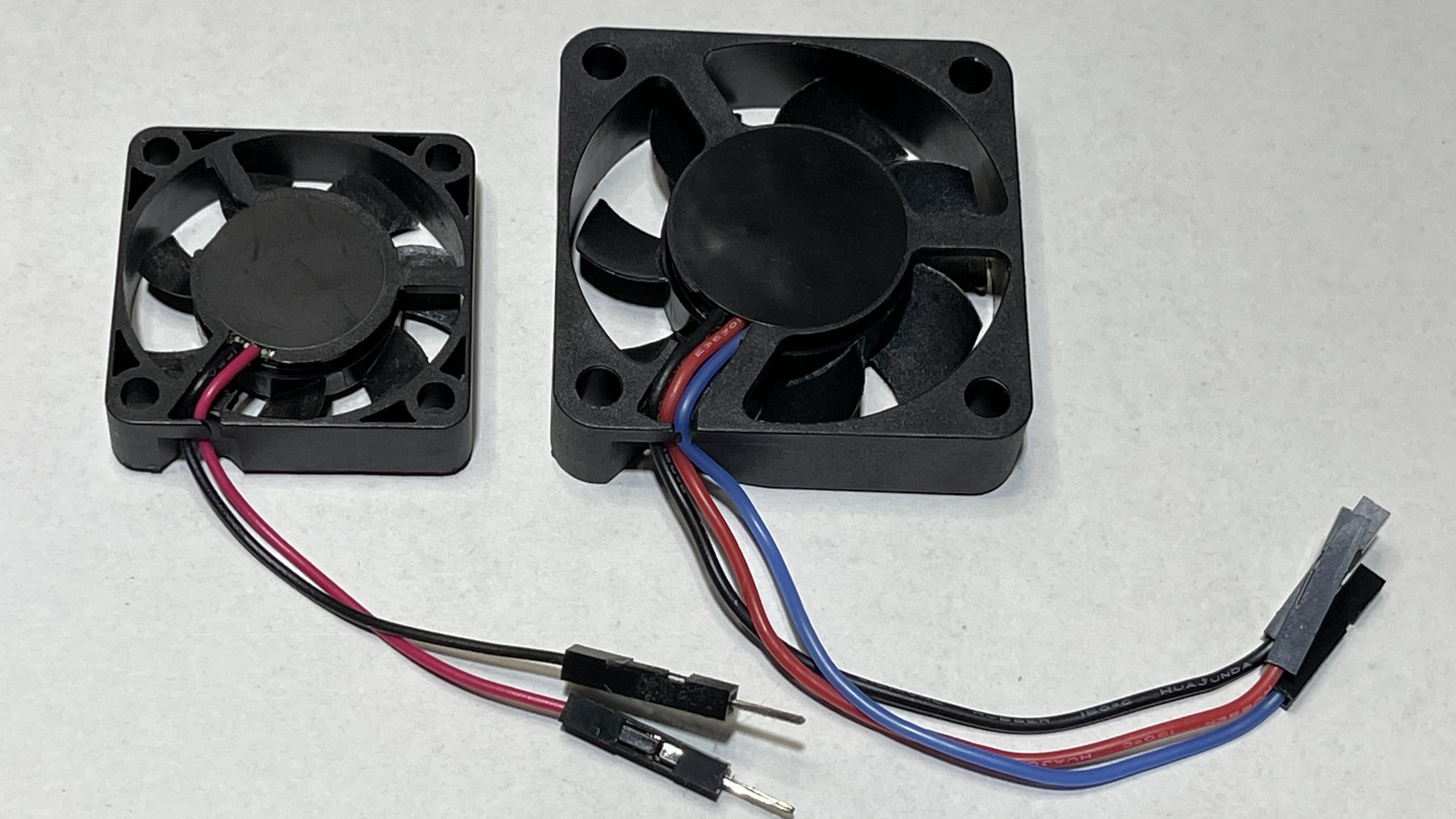 付属ケースファン(左側) と 交換したPWM制御付きファン(右側)
