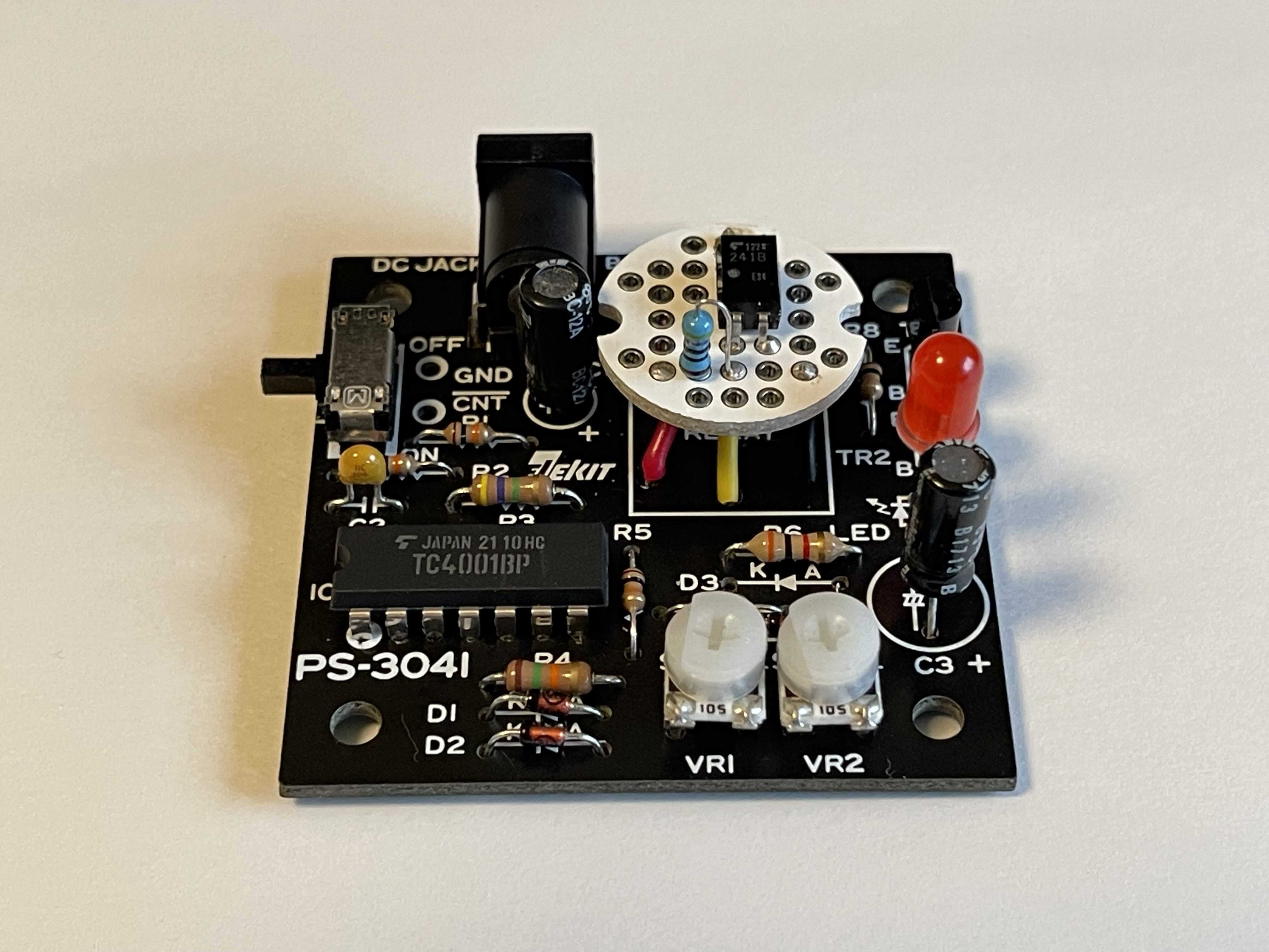 電磁リレーを取り去って円形の小型ユニバーサル基板上にフォトリレーと電流制限抵抗を実装