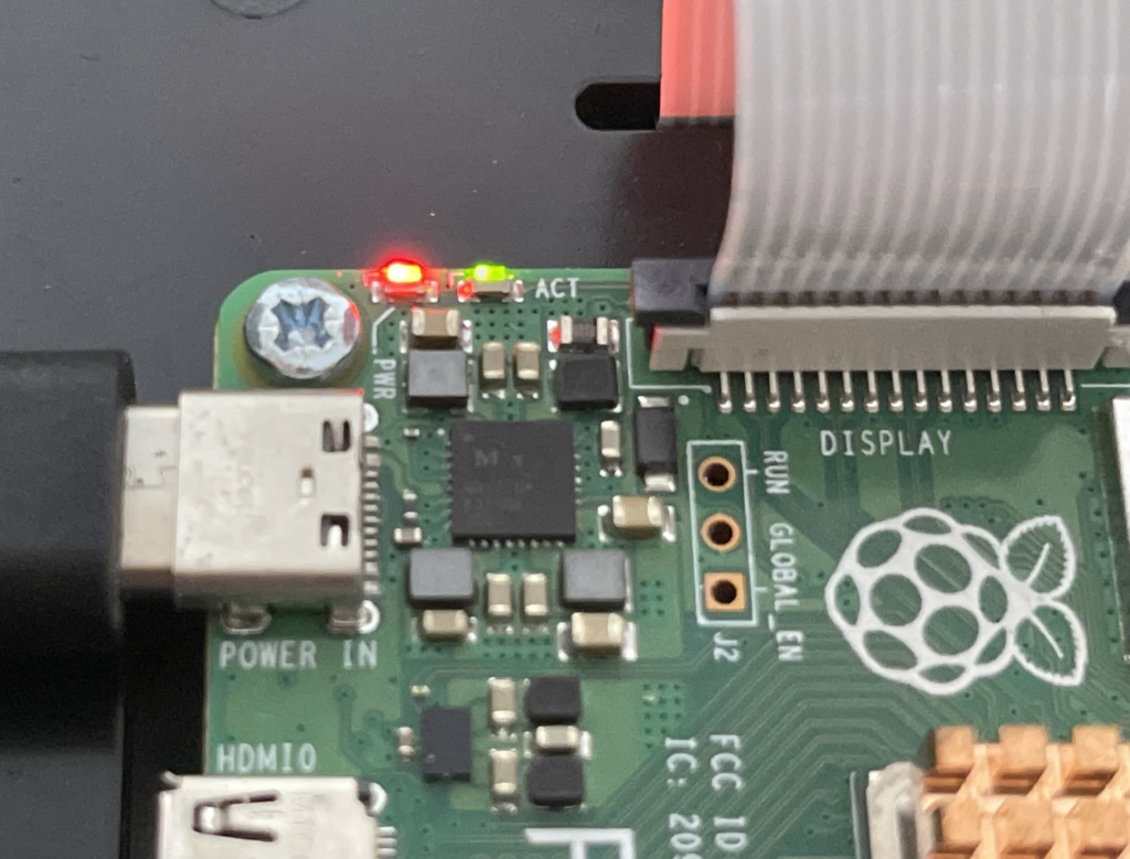 Raspberry pi 4B 基板上のACT LED、右側の緑色に発光するLED