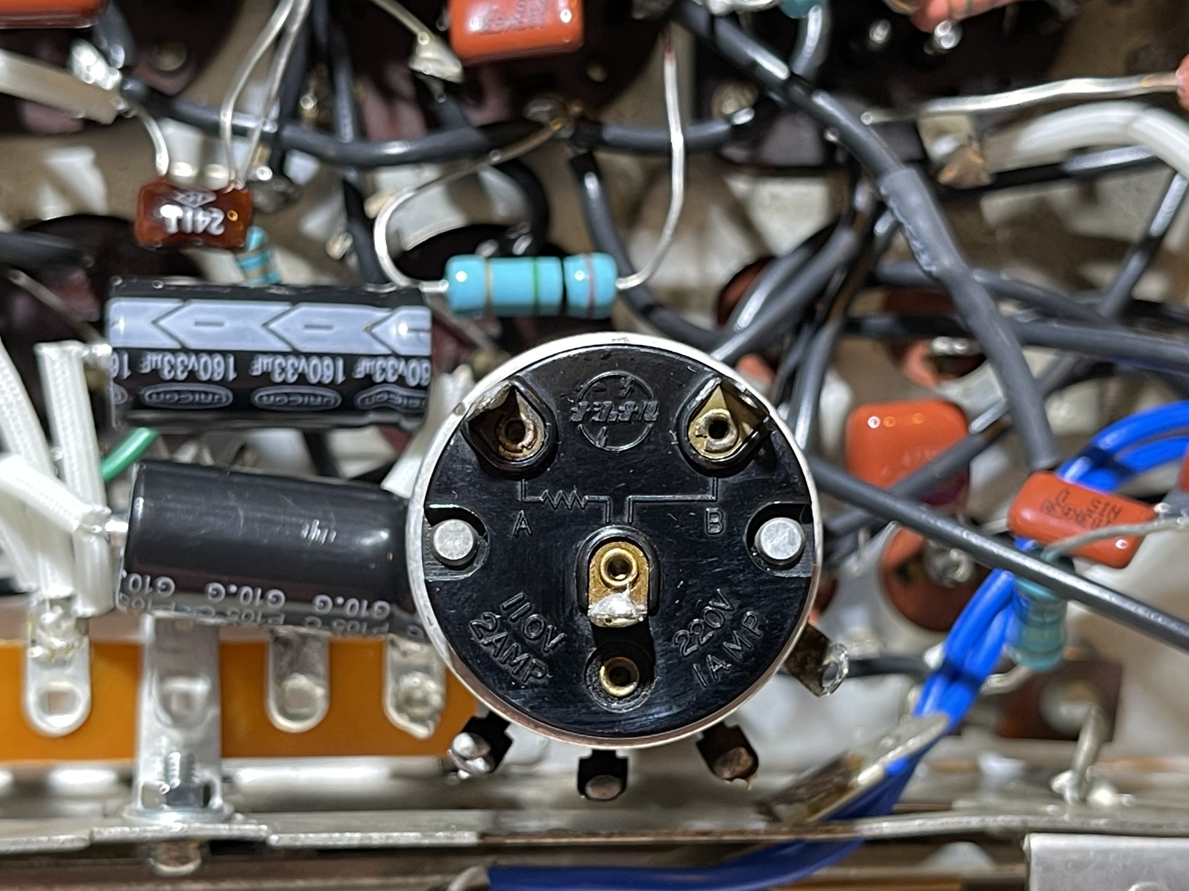 ナショナルのロゴがあるボリューム背面の3つのスイッチ電極端子